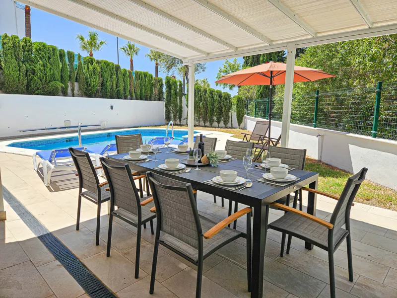 Villa for sale in , Mijas Costa with 4 bedrooms, 3 bathrooms, 1 toilet and with orientation south, with private swimming pool, private garage and private garden. Regarding property dimensions, it has 352 m² built and 775 m² plot. Has the following facilit
