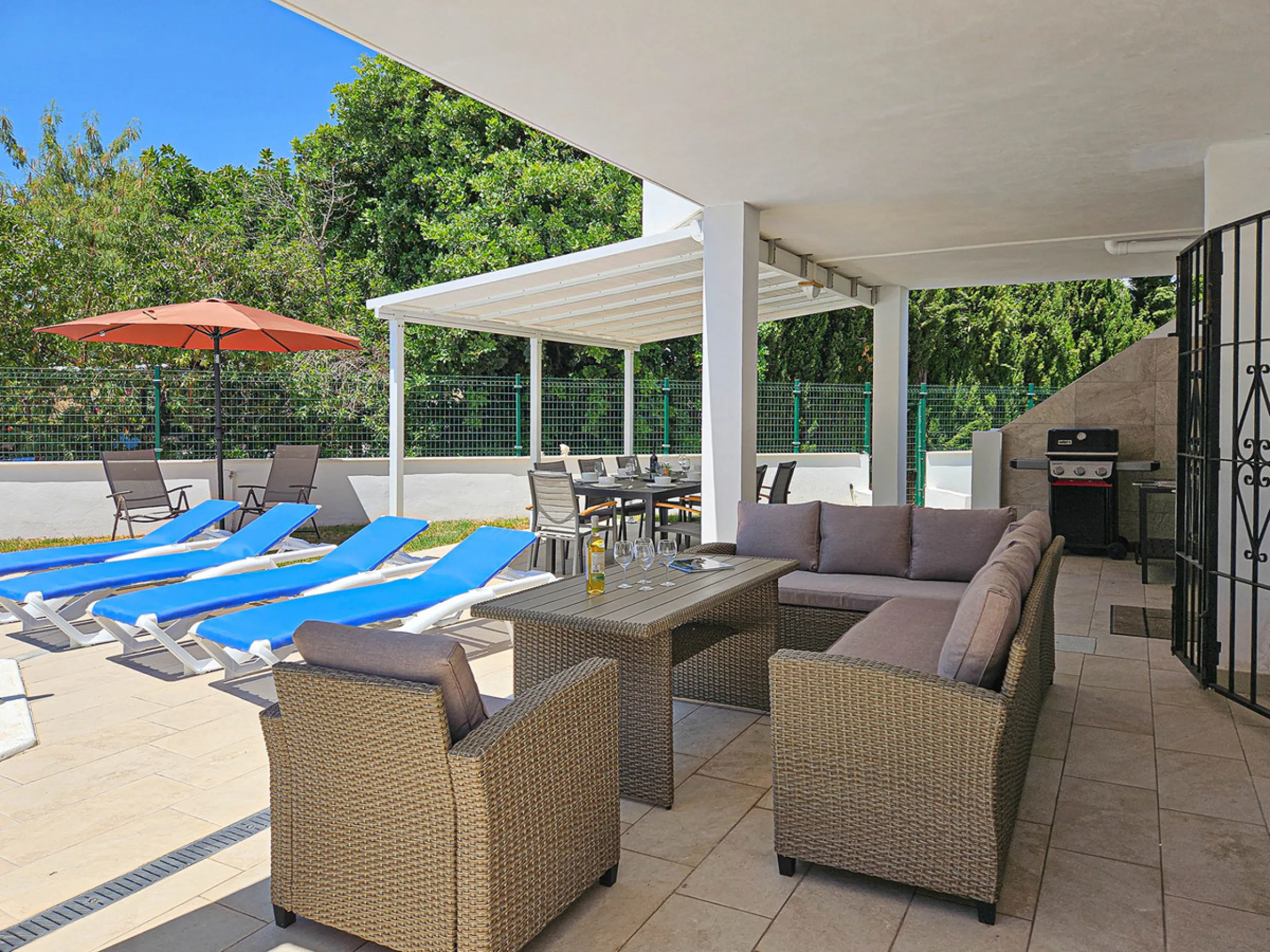 Villa for sale in , Mijas Costa with 4 bedrooms, 3 bathrooms, 1 toilet and with orientation south, with private swimming pool, private garage and private garden. Regarding property dimensions, it has 352 m² built and 775 m² plot. Has the following facilit