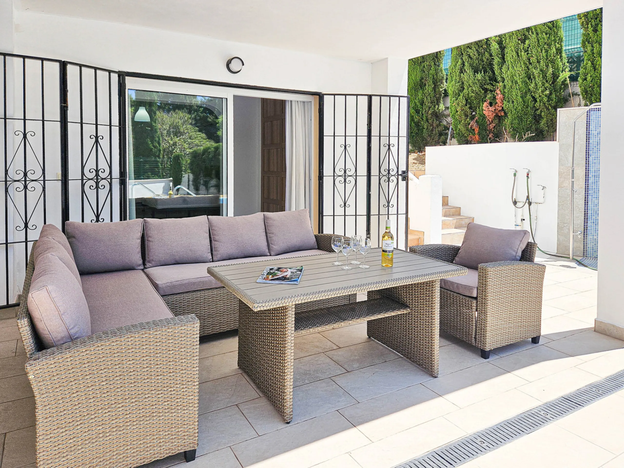 Villa for sale in , Mijas Costa with 4 bedrooms, 3 bathrooms, 1 toilet and with orientation south, with private swimming pool, private garage and private garden. Regarding property dimensions, it has 352 m² built and 775 m² plot. Has the following facilit