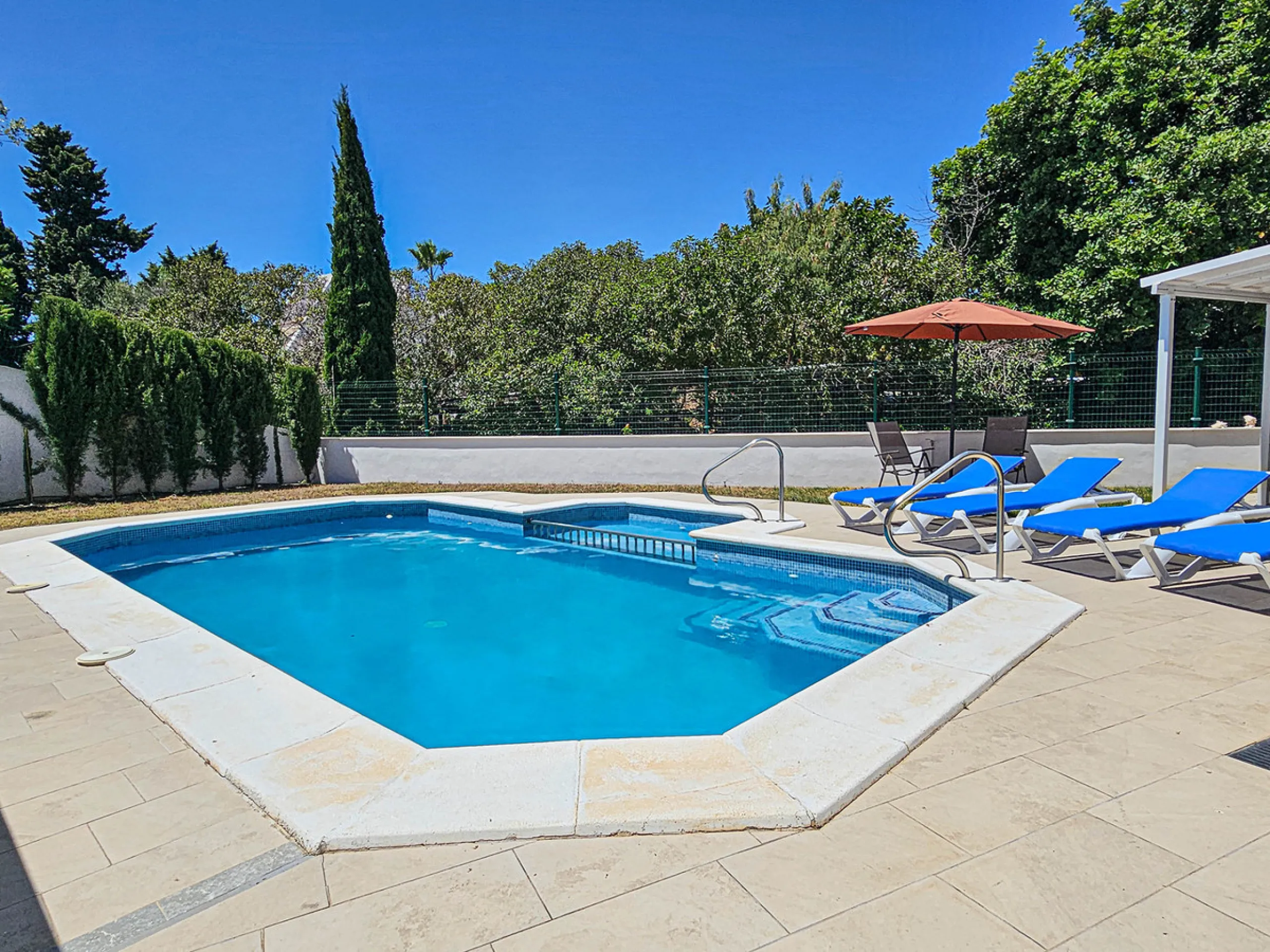 Villa for sale in , Mijas Costa with 4 bedrooms, 3 bathrooms, 1 toilet and with orientation south, with private swimming pool, private garage and private garden. Regarding property dimensions, it has 352 m² built and 775 m² plot. Has the following facilit