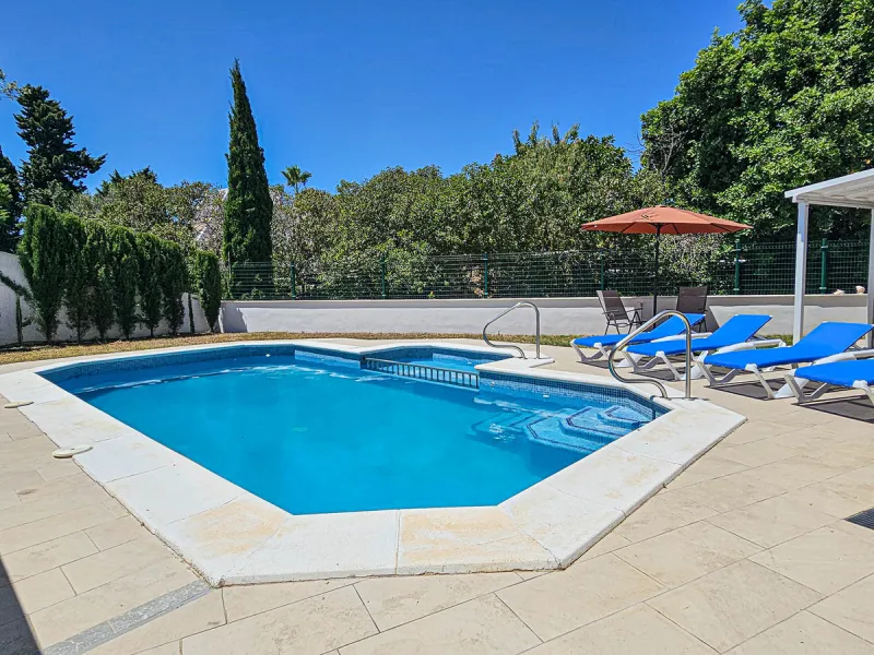 Villa for sale in , Mijas Costa with 4 bedrooms, 3 bathrooms, 1 toilet and with orientation south, with private swimming pool, private garage and private garden. Regarding property dimensions, it has 352 m² built and 775 m² plot. Has the following facilit