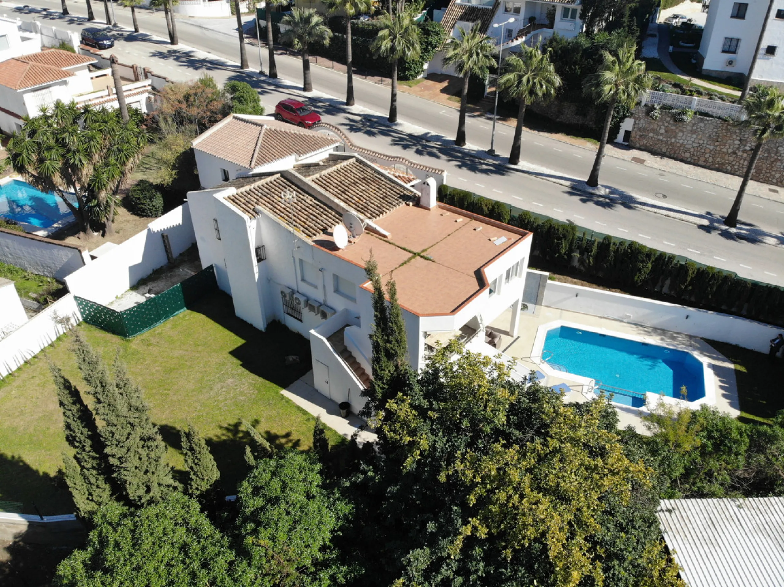 Villa for sale in , Mijas Costa with 4 bedrooms, 3 bathrooms, 1 toilet and with orientation south, with private swimming pool, private garage and private garden. Regarding property dimensions, it has 352 m² built and 775 m² plot. Has the following facilit