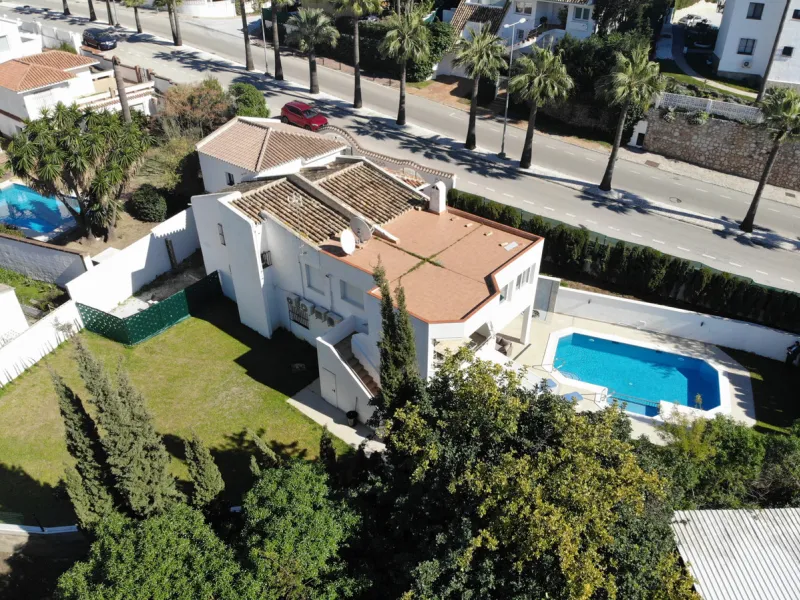 Villa for sale in , Mijas Costa with 4 bedrooms, 3 bathrooms, 1 toilet and with orientation south, with private swimming pool, private garage and private garden. Regarding property dimensions, it has 352 m² built and 775 m² plot. Has the following facilit