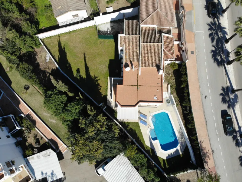 Villa for sale in , Mijas Costa with 4 bedrooms, 3 bathrooms, 1 toilet and with orientation south, with private swimming pool, private garage and private garden. Regarding property dimensions, it has 352 m² built and 775 m² plot. Has the following facilit