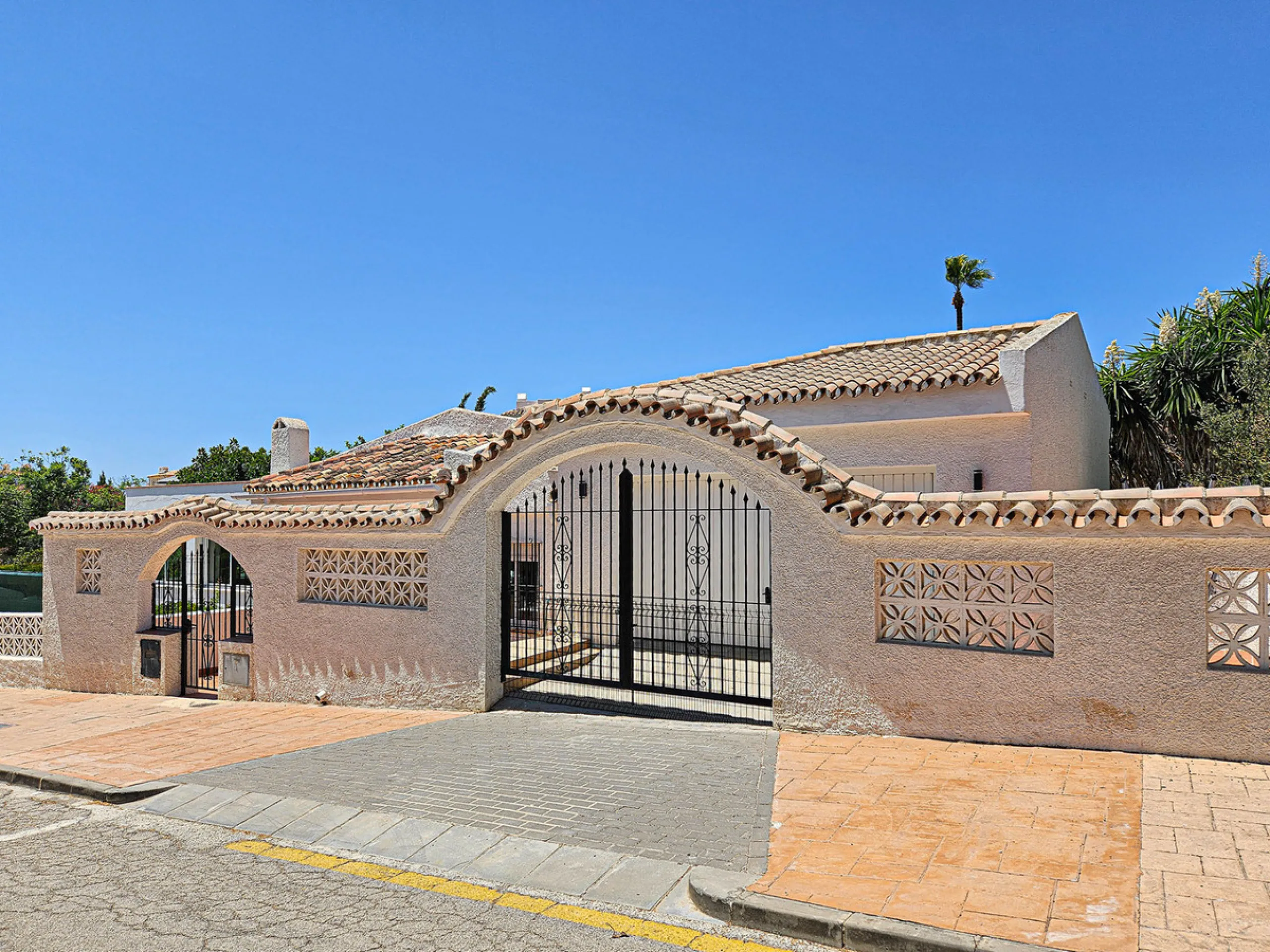 Villa for sale in , Mijas Costa with 4 bedrooms, 3 bathrooms, 1 toilet and with orientation south, with private swimming pool, private garage and private garden. Regarding property dimensions, it has 352 m² built and 775 m² plot. Has the following facilit