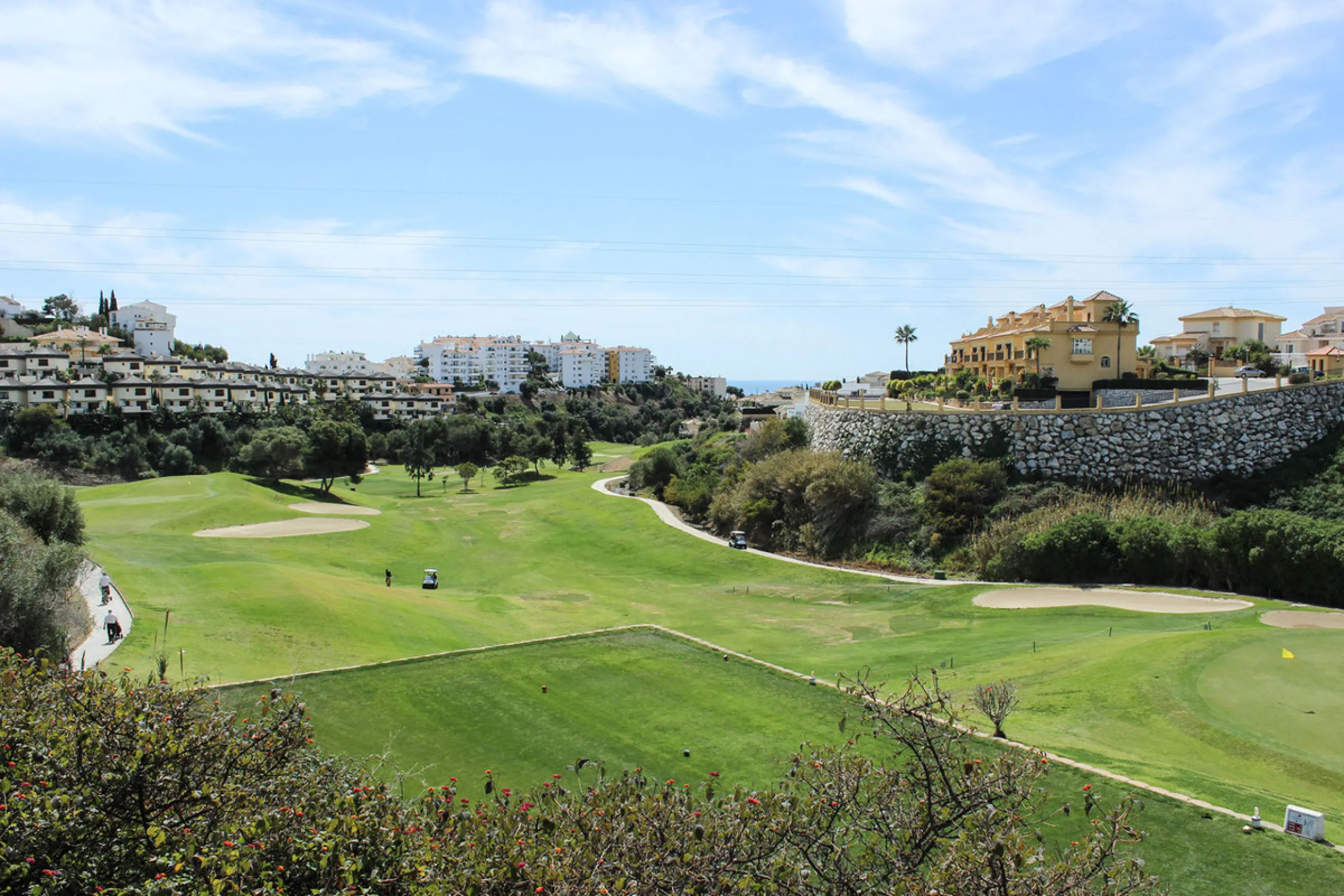 Villa for sale in , Mijas Costa with 4 bedrooms, 3 bathrooms, 1 toilet and with orientation south, with private swimming pool, private garage and private garden. Regarding property dimensions, it has 352 m² built and 775 m² plot. Has the following facilit