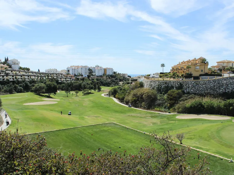 Villa for sale in , Mijas Costa with 4 bedrooms, 3 bathrooms, 1 toilet and with orientation south, with private swimming pool, private garage and private garden. Regarding property dimensions, it has 352 m² built and 775 m² plot. Has the following facilit