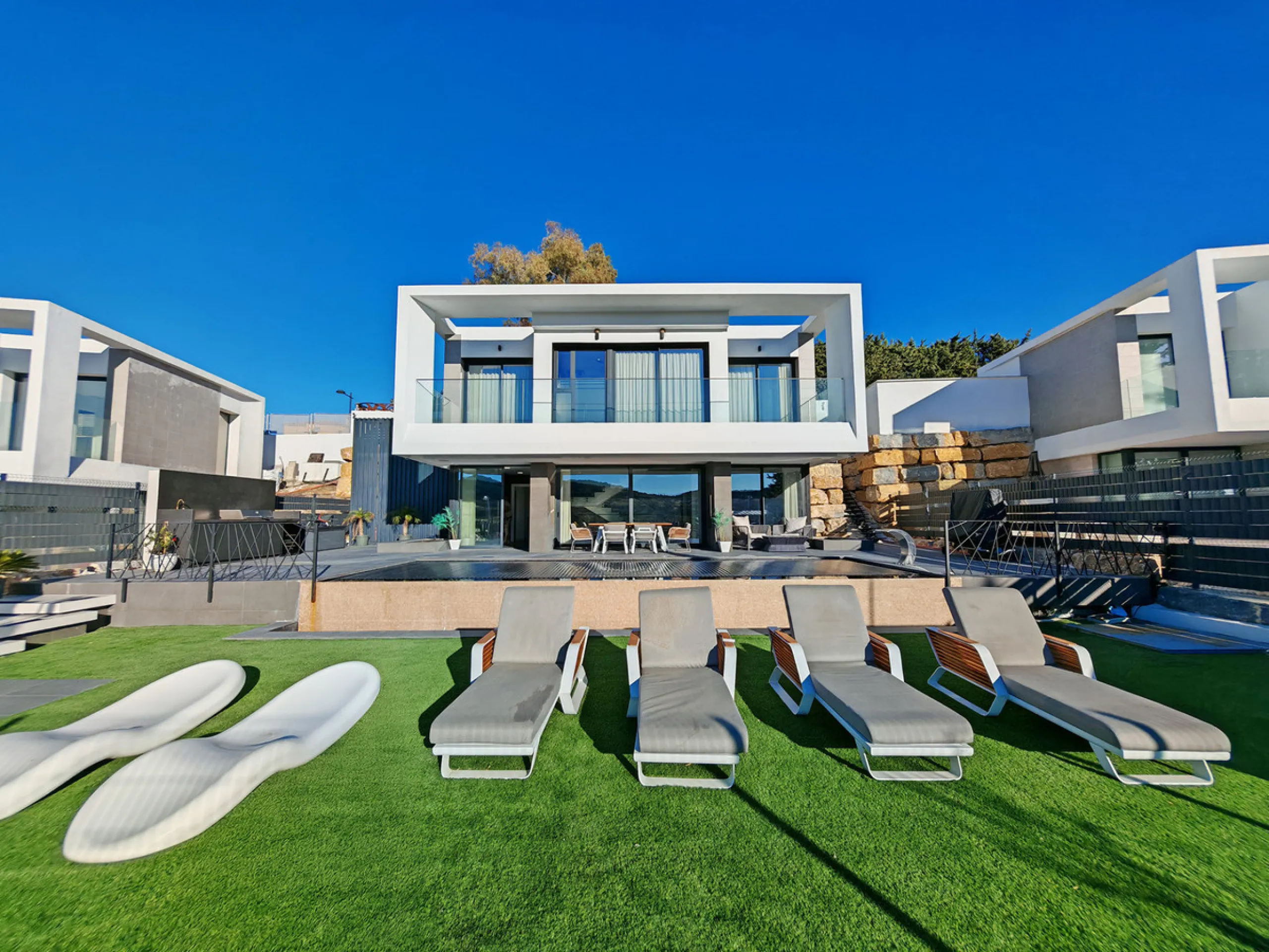 Villa for sale in Valle Romano, Estepona with 4 bedrooms, 3 bathrooms, 1 on suite bathroom, 1 toilet and with orientation west, with private swimming pool, private garage (1 parking spaces) and private garden. Regarding property dimensions, it has 316 m² 
