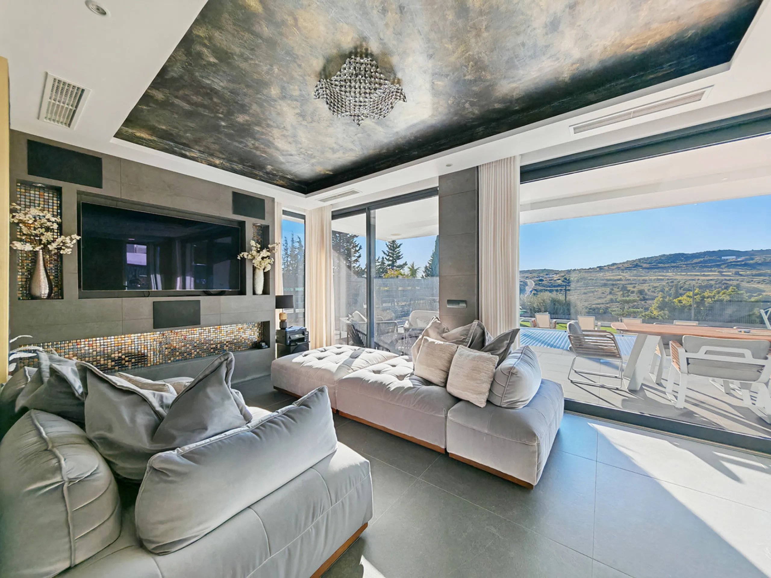 Villa for sale in Valle Romano, Estepona with 4 bedrooms, 3 bathrooms, 1 on suite bathroom, 1 toilet and with orientation west, with private swimming pool, private garage (1 parking spaces) and private garden. Regarding property dimensions, it has 316 m² 