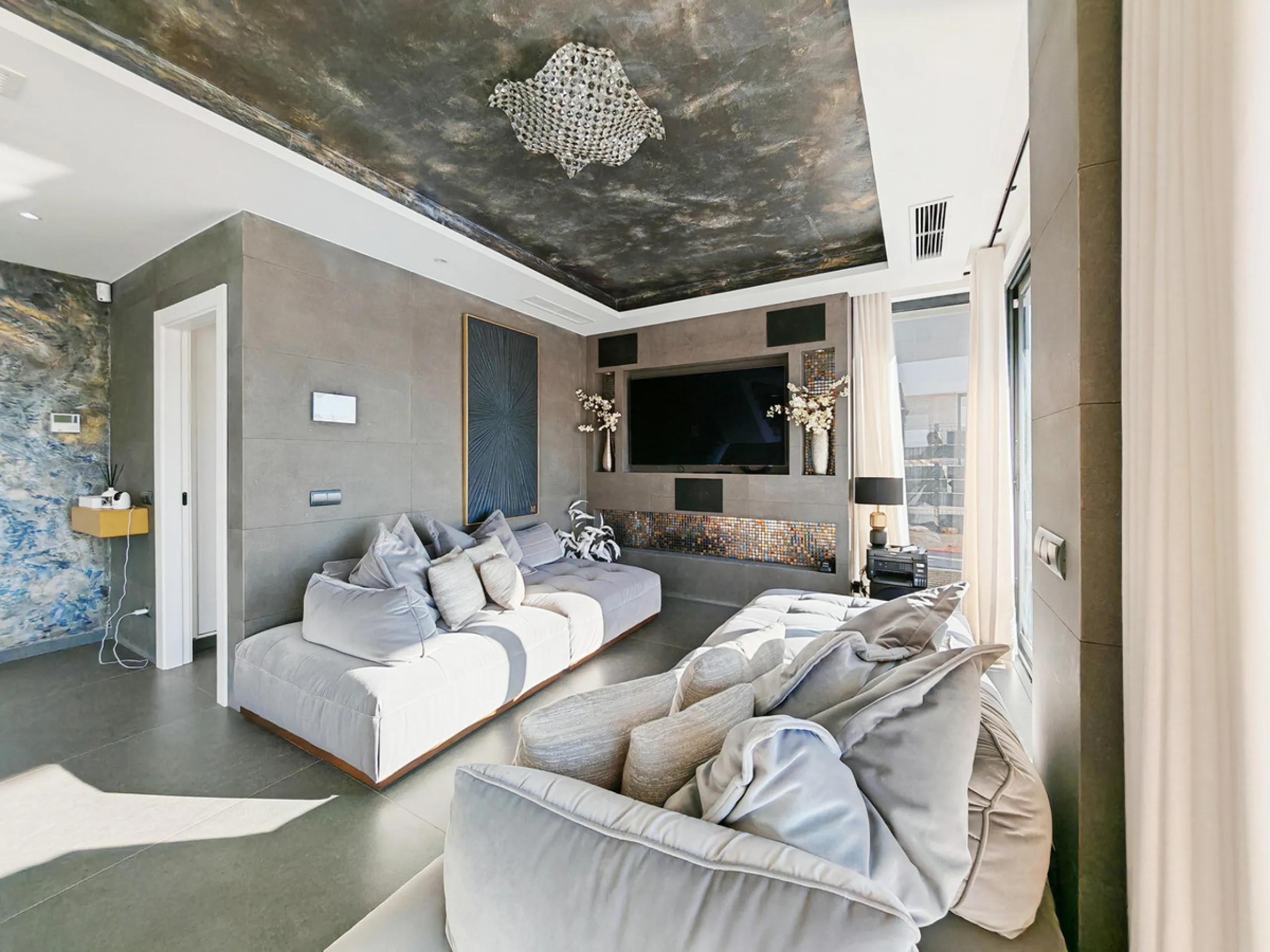 Villa for sale in Valle Romano, Estepona with 4 bedrooms, 3 bathrooms, 1 on suite bathroom, 1 toilet and with orientation west, with private swimming pool, private garage (1 parking spaces) and private garden. Regarding property dimensions, it has 316 m² 