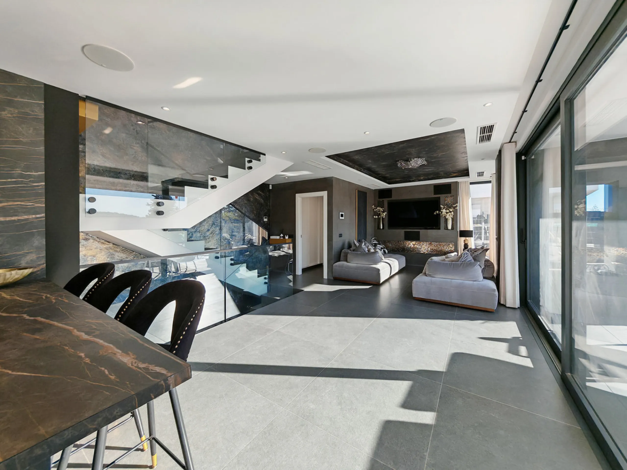 Villa for sale in Valle Romano, Estepona with 4 bedrooms, 3 bathrooms, 1 on suite bathroom, 1 toilet and with orientation west, with private swimming pool, private garage (1 parking spaces) and private garden. Regarding property dimensions, it has 316 m² 