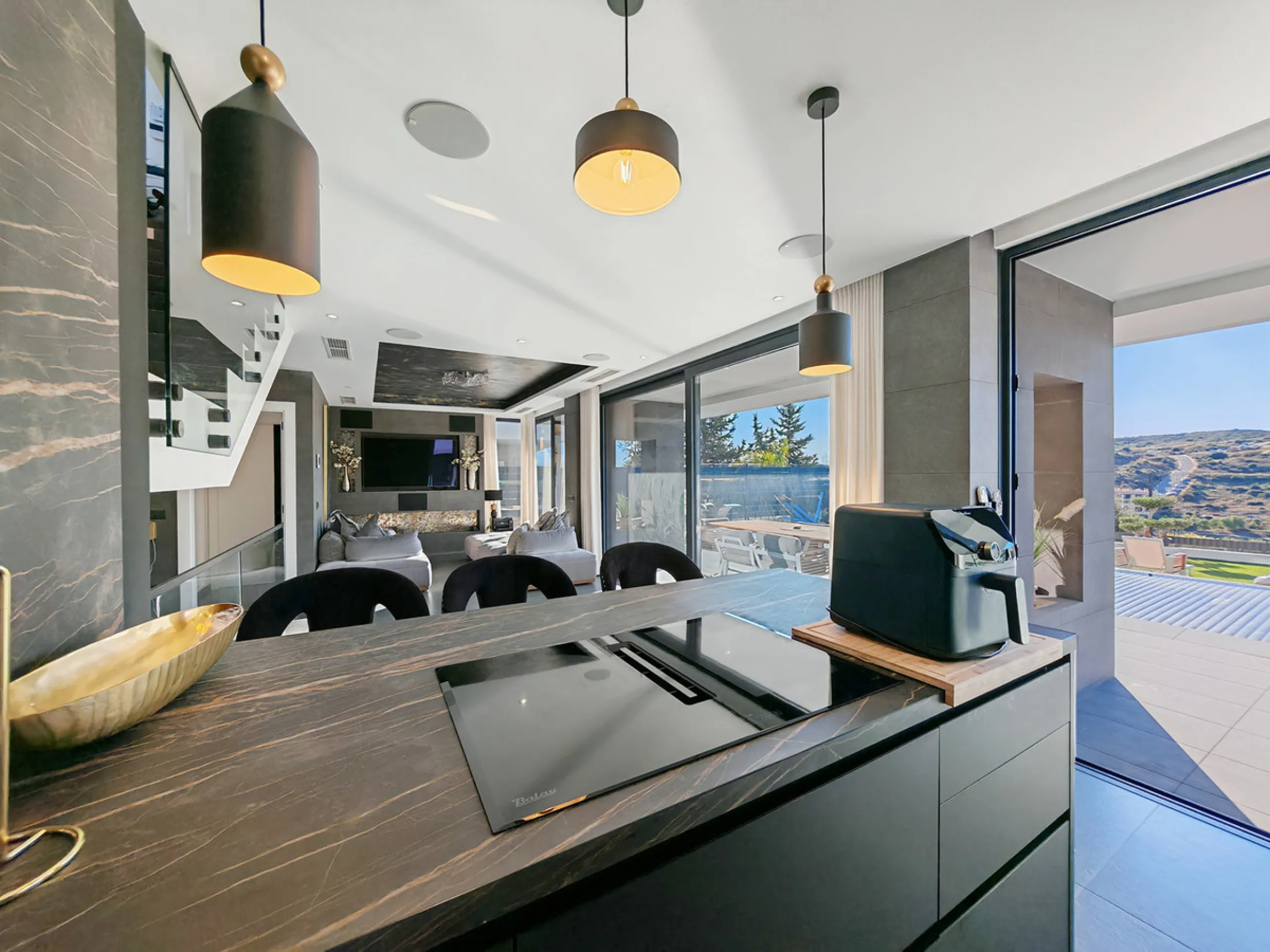 Villa for sale in Valle Romano, Estepona with 4 bedrooms, 3 bathrooms, 1 on suite bathroom, 1 toilet and with orientation west, with private swimming pool, private garage (1 parking spaces) and private garden. Regarding property dimensions, it has 316 m² 