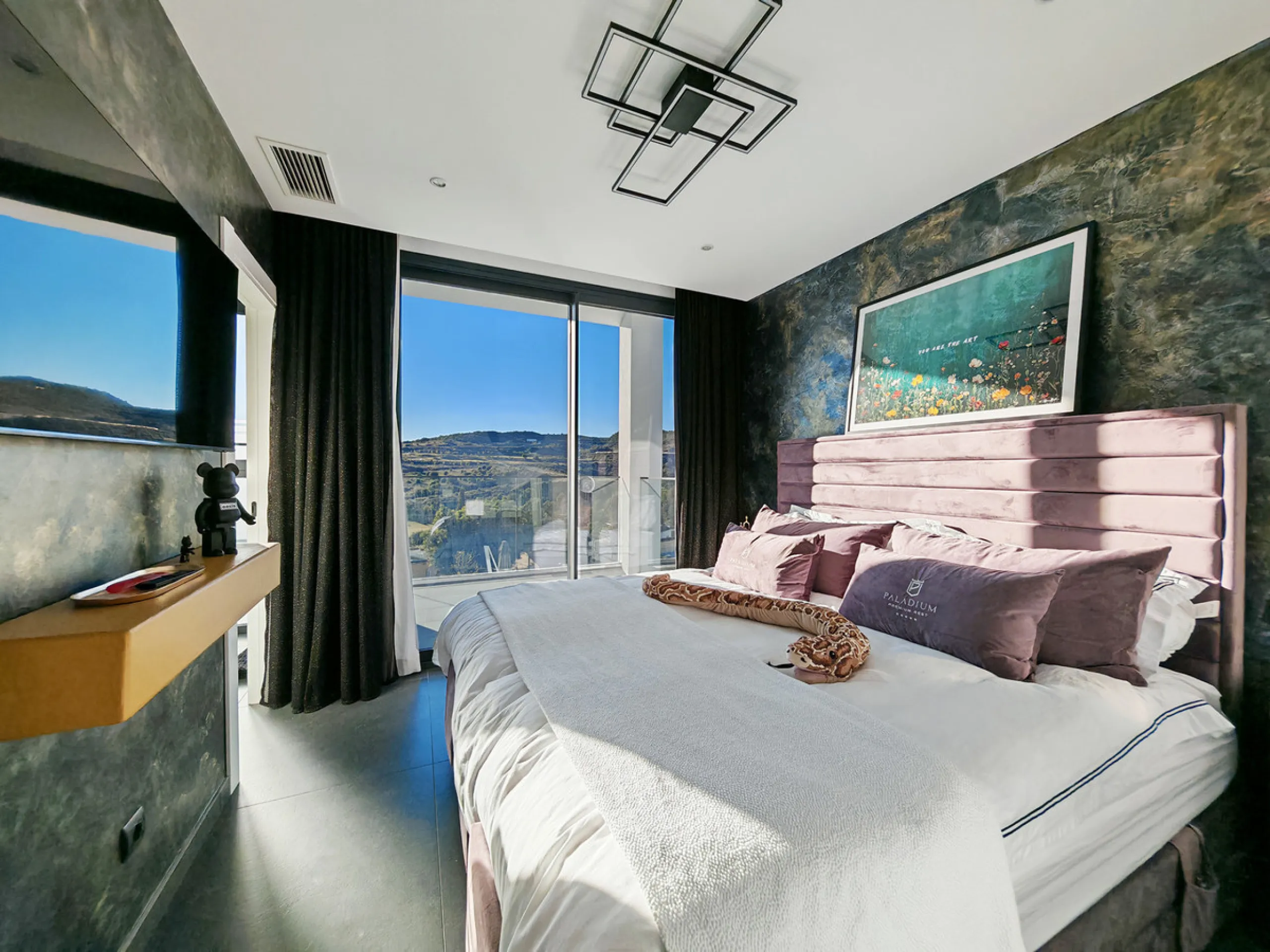 Villa for sale in Valle Romano, Estepona with 4 bedrooms, 3 bathrooms, 1 on suite bathroom, 1 toilet and with orientation west, with private swimming pool, private garage (1 parking spaces) and private garden. Regarding property dimensions, it has 316 m² 