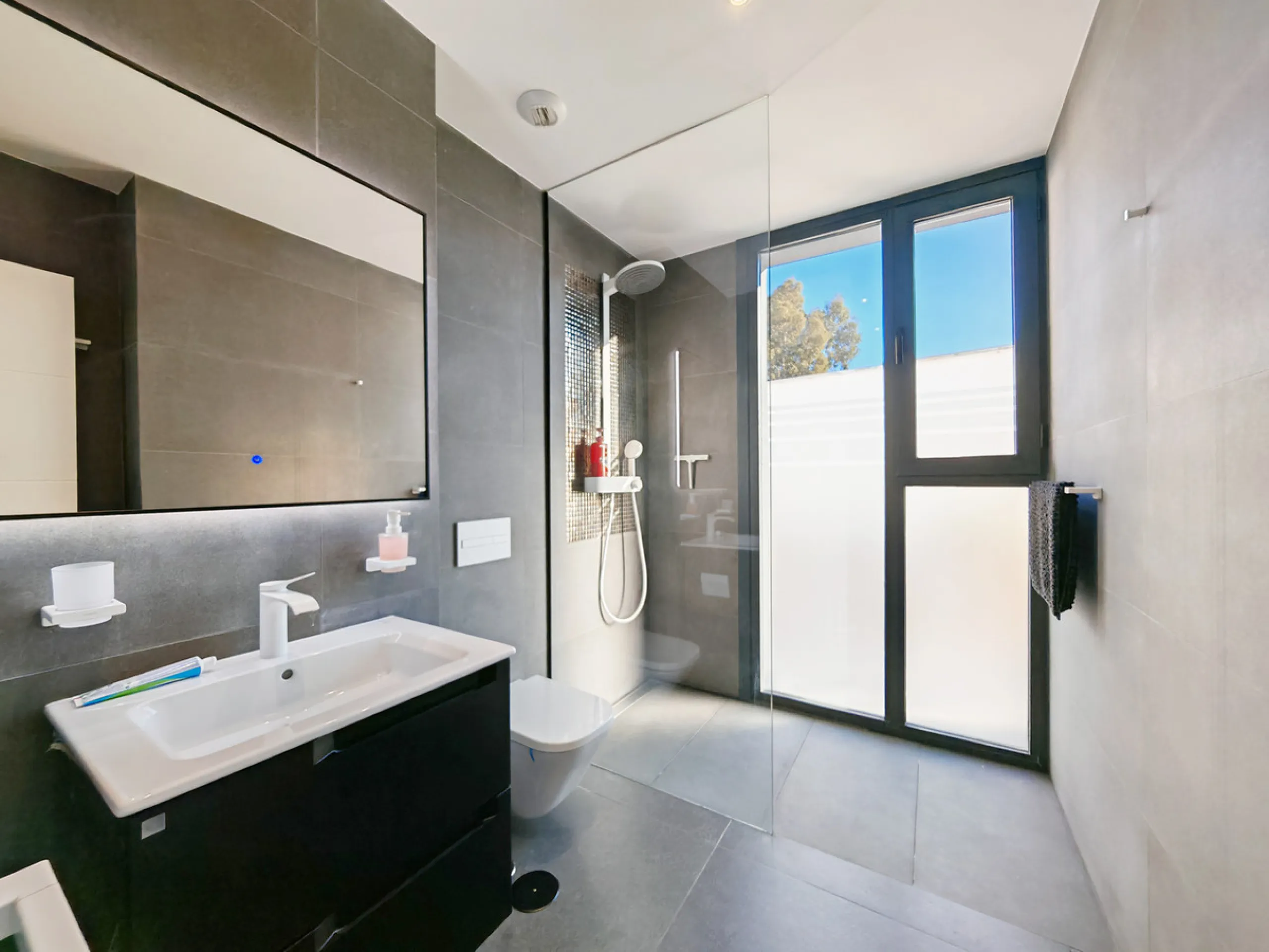 Villa for sale in Valle Romano, Estepona with 4 bedrooms, 3 bathrooms, 1 on suite bathroom, 1 toilet and with orientation west, with private swimming pool, private garage (1 parking spaces) and private garden. Regarding property dimensions, it has 316 m² 