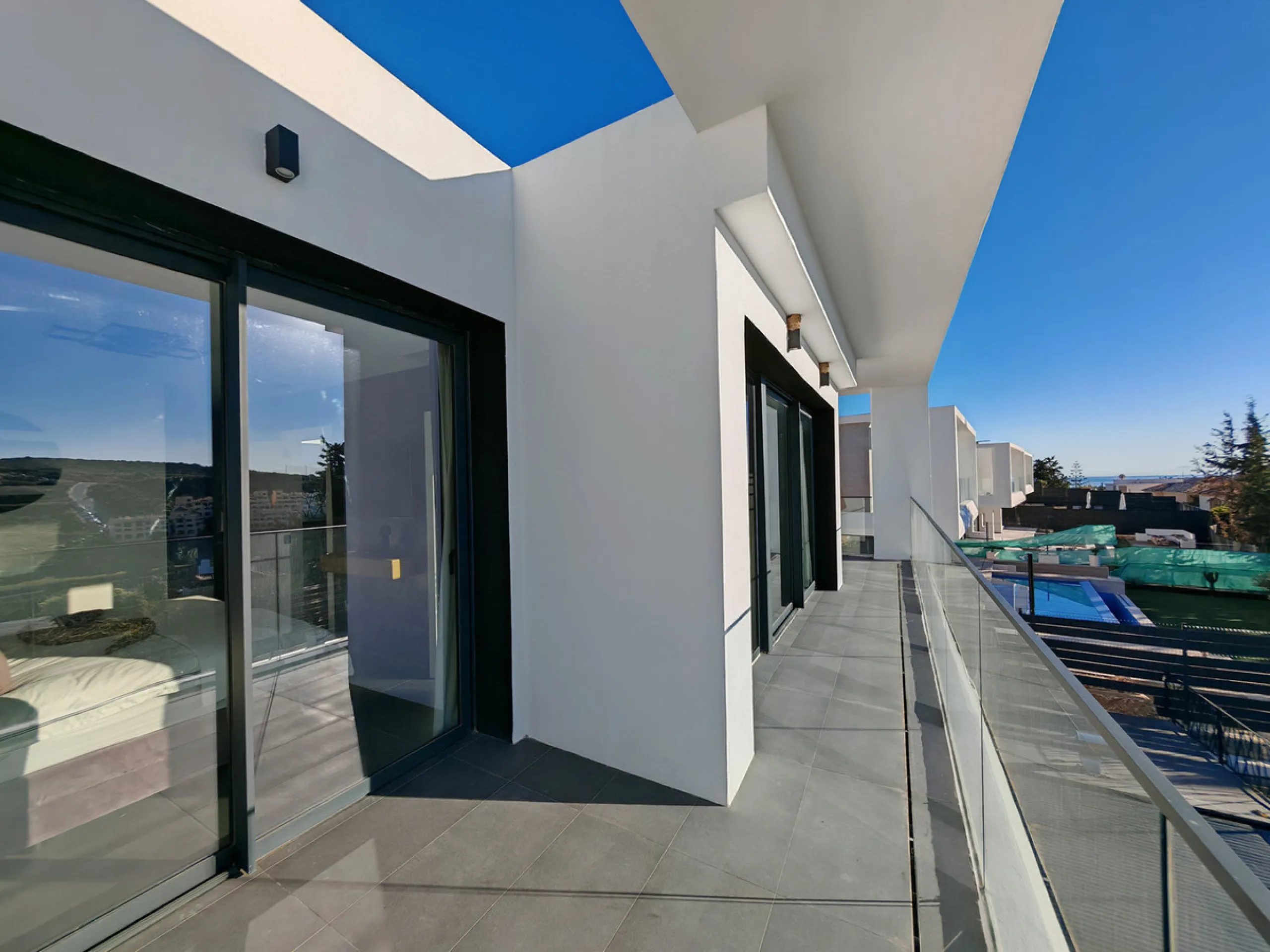 Villa for sale in Valle Romano, Estepona with 4 bedrooms, 3 bathrooms, 1 on suite bathroom, 1 toilet and with orientation west, with private swimming pool, private garage (1 parking spaces) and private garden. Regarding property dimensions, it has 316 m² 