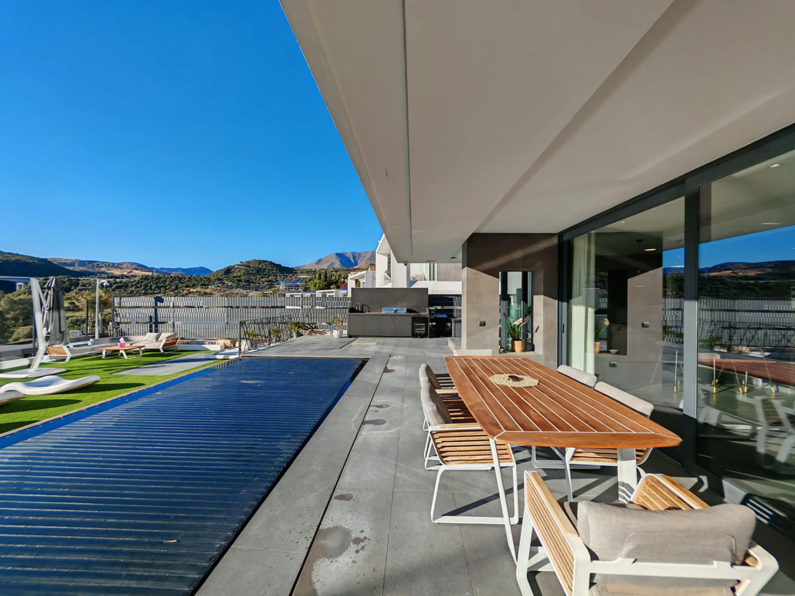 Villa for sale in Valle Romano, Estepona with 4 bedrooms, 3 bathrooms, 1 on suite bathroom, 1 toilet and with orientation west, with private swimming pool, private garage (1 parking spaces) and private garden. Regarding property dimensions, it has 316 m² 