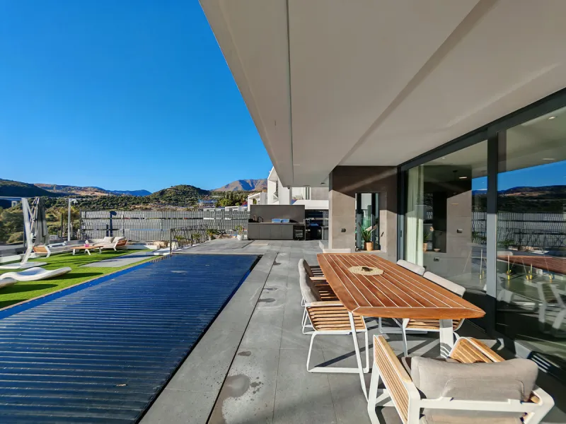 Villa for sale in Valle Romano, Estepona with 4 bedrooms, 3 bathrooms, 1 on suite bathroom, 1 toilet and with orientation west, with private swimming pool, private garage (1 parking spaces) and private garden. Regarding property dimensions, it has 316 m² 