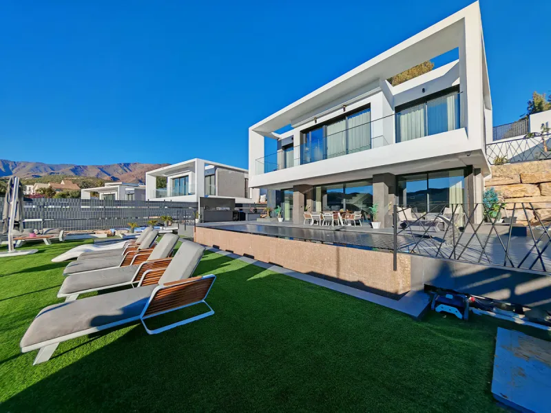 Villa for sale in Valle Romano, Estepona with 4 bedrooms, 3 bathrooms, 1 on suite bathroom, 1 toilet and with orientation west, with private swimming pool, private garage (1 parking spaces) and private garden. Regarding property dimensions, it has 316 m² 