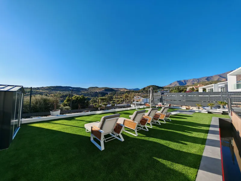 Villa for sale in Valle Romano, Estepona with 4 bedrooms, 3 bathrooms, 1 on suite bathroom, 1 toilet and with orientation west, with private swimming pool, private garage (1 parking spaces) and private garden. Regarding property dimensions, it has 316 m² 