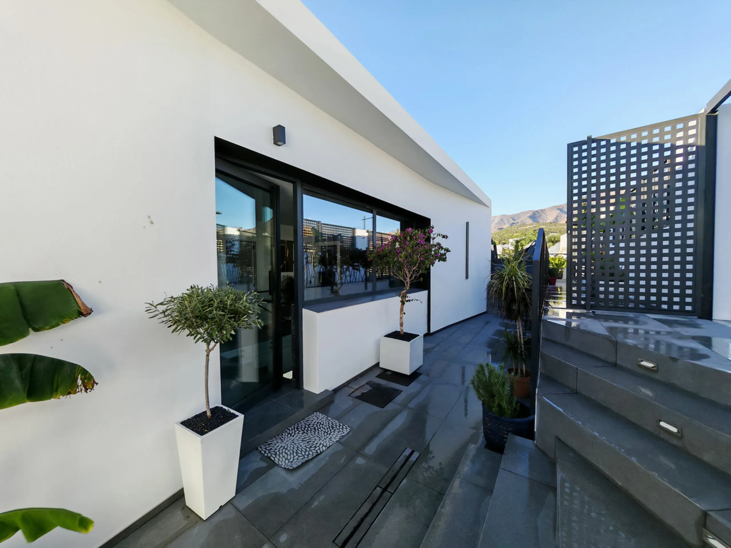 Villa for sale in Valle Romano, Estepona with 4 bedrooms, 3 bathrooms, 1 on suite bathroom, 1 toilet and with orientation west, with private swimming pool, private garage (1 parking spaces) and private garden. Regarding property dimensions, it has 316 m² 