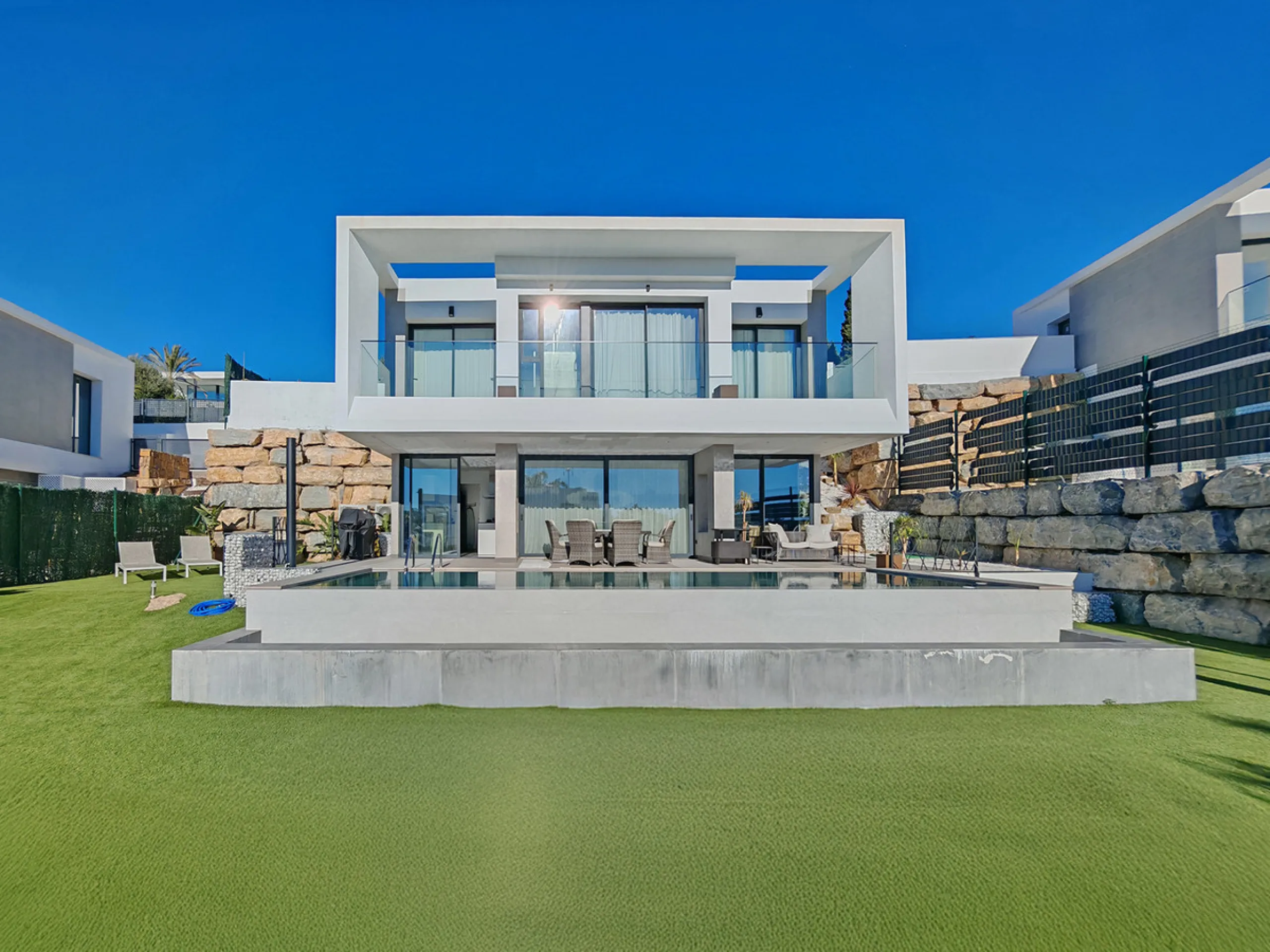 House - Detached Villa в продаже в Estepona, Málaga. В доме 4 спален и 4 ванных комнат. Площадь дома 316 м². Площадь участка 495 м²
