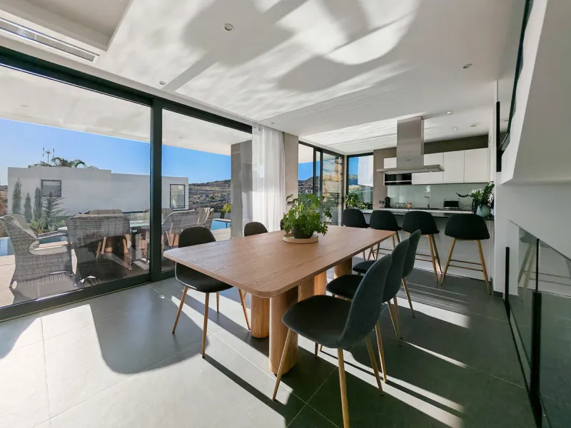 House - Detached Villa в продаже в Estepona, Málaga. В доме 4 спален и 4 ванных комнат. Площадь дома 316 м². Площадь участка 495 м²
