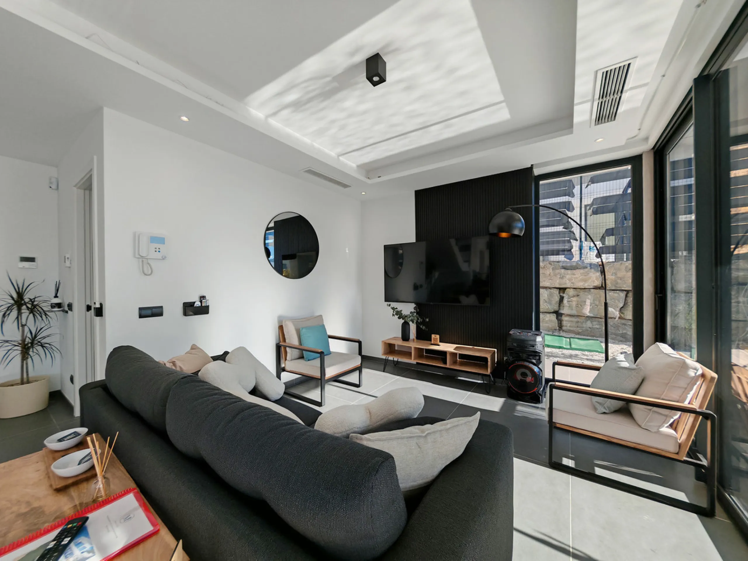 House - Detached Villa в продаже в Estepona, Málaga. В доме 4 спален и 4 ванных комнат. Площадь дома 316 м². Площадь участка 495 м²