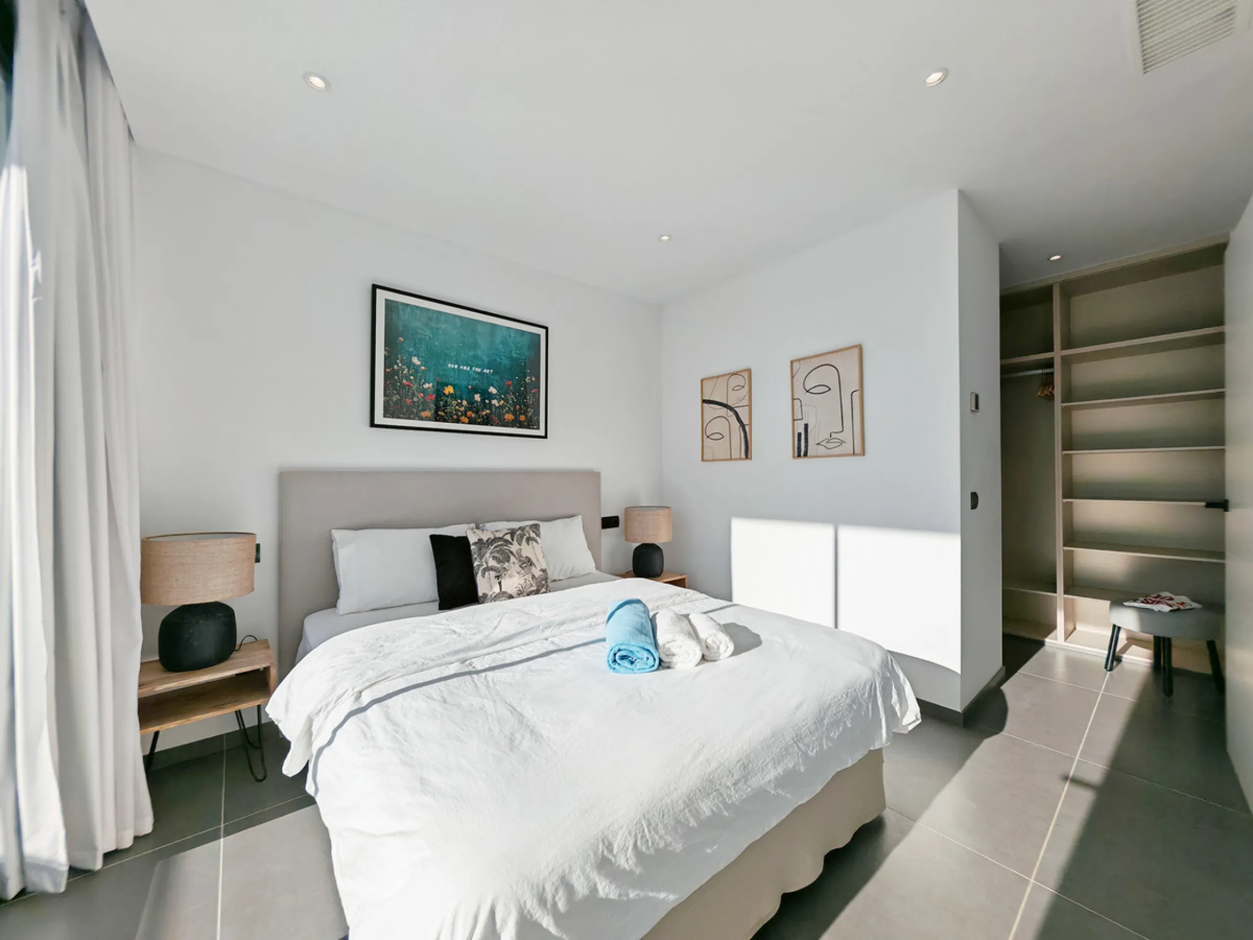 House - Detached Villa в продаже в Estepona, Málaga. В доме 4 спален и 4 ванных комнат. Площадь дома 316 м². Площадь участка 495 м²