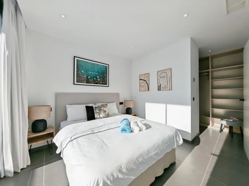 House - Detached Villa в продаже в Estepona, Málaga. В доме 4 спален и 4 ванных комнат. Площадь дома 316 м². Площадь участка 495 м²