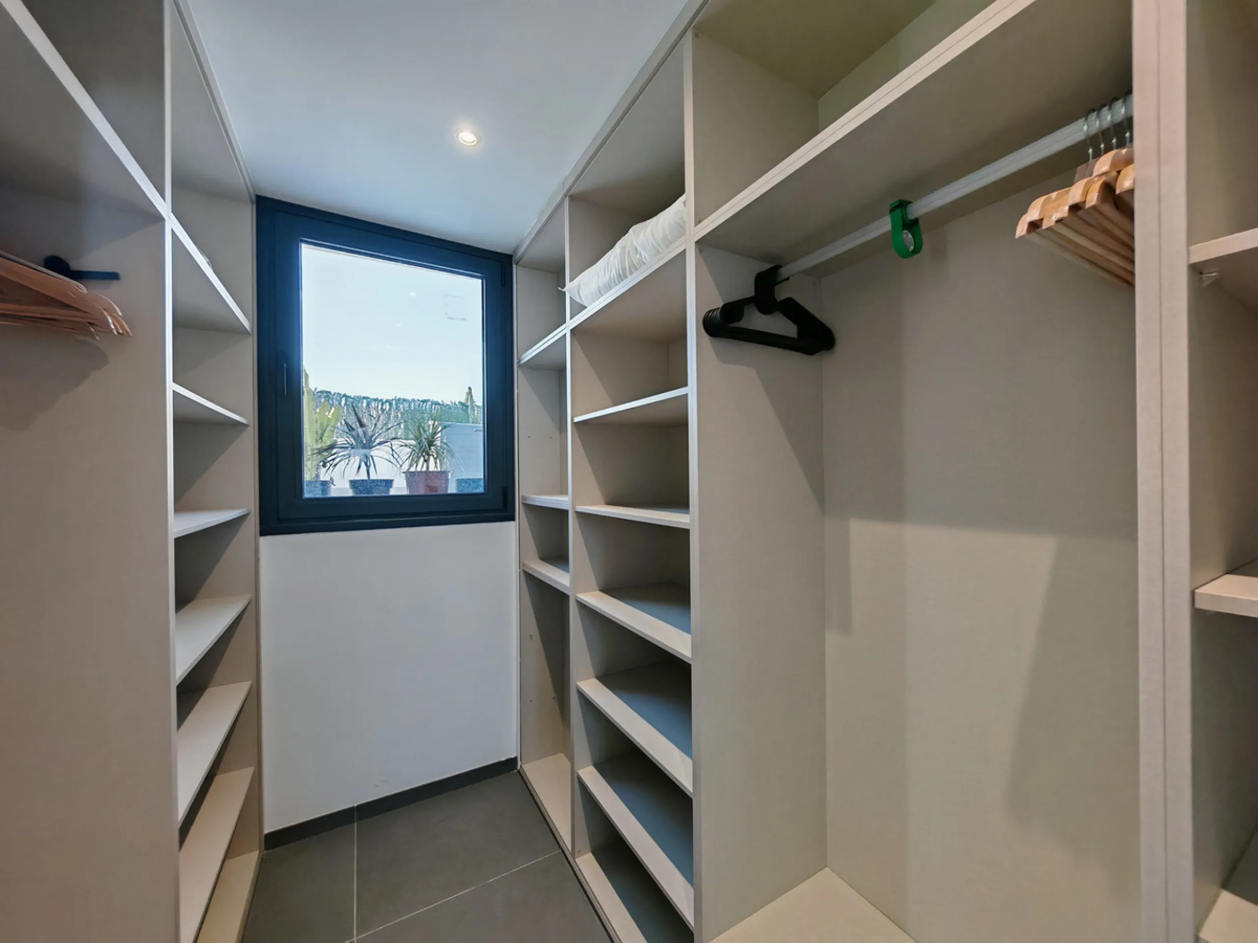 House - Detached Villa в продаже в Estepona, Málaga. В доме 4 спален и 4 ванных комнат. Площадь дома 316 м². Площадь участка 495 м²