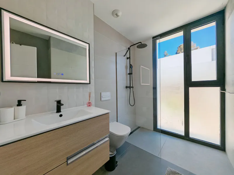 House - Detached Villa в продаже в Estepona, Málaga. В доме 4 спален и 4 ванных комнат. Площадь дома 316 м². Площадь участка 495 м²