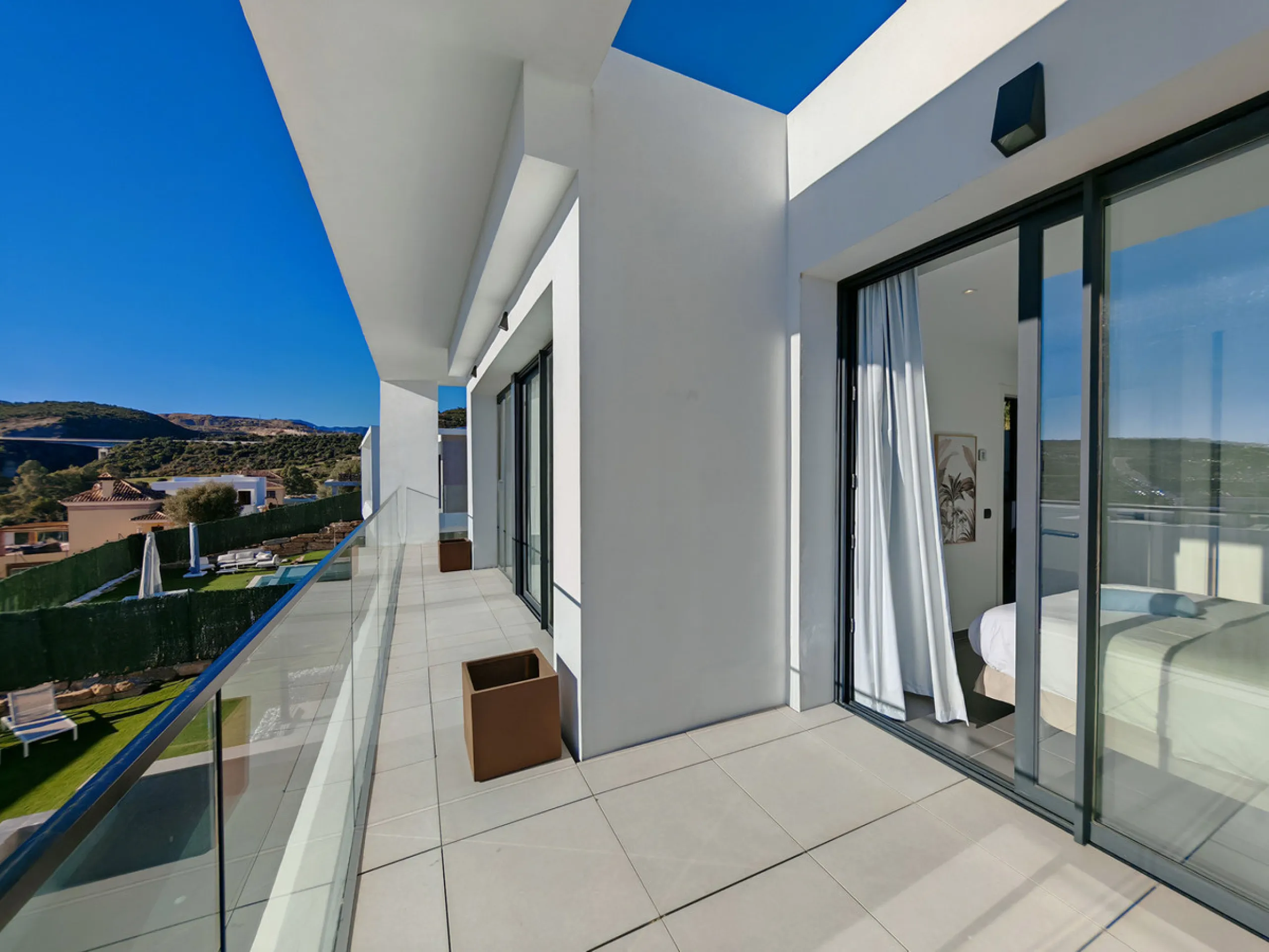 House - Detached Villa в продаже в Estepona, Málaga. В доме 4 спален и 4 ванных комнат. Площадь дома 316 м². Площадь участка 495 м²