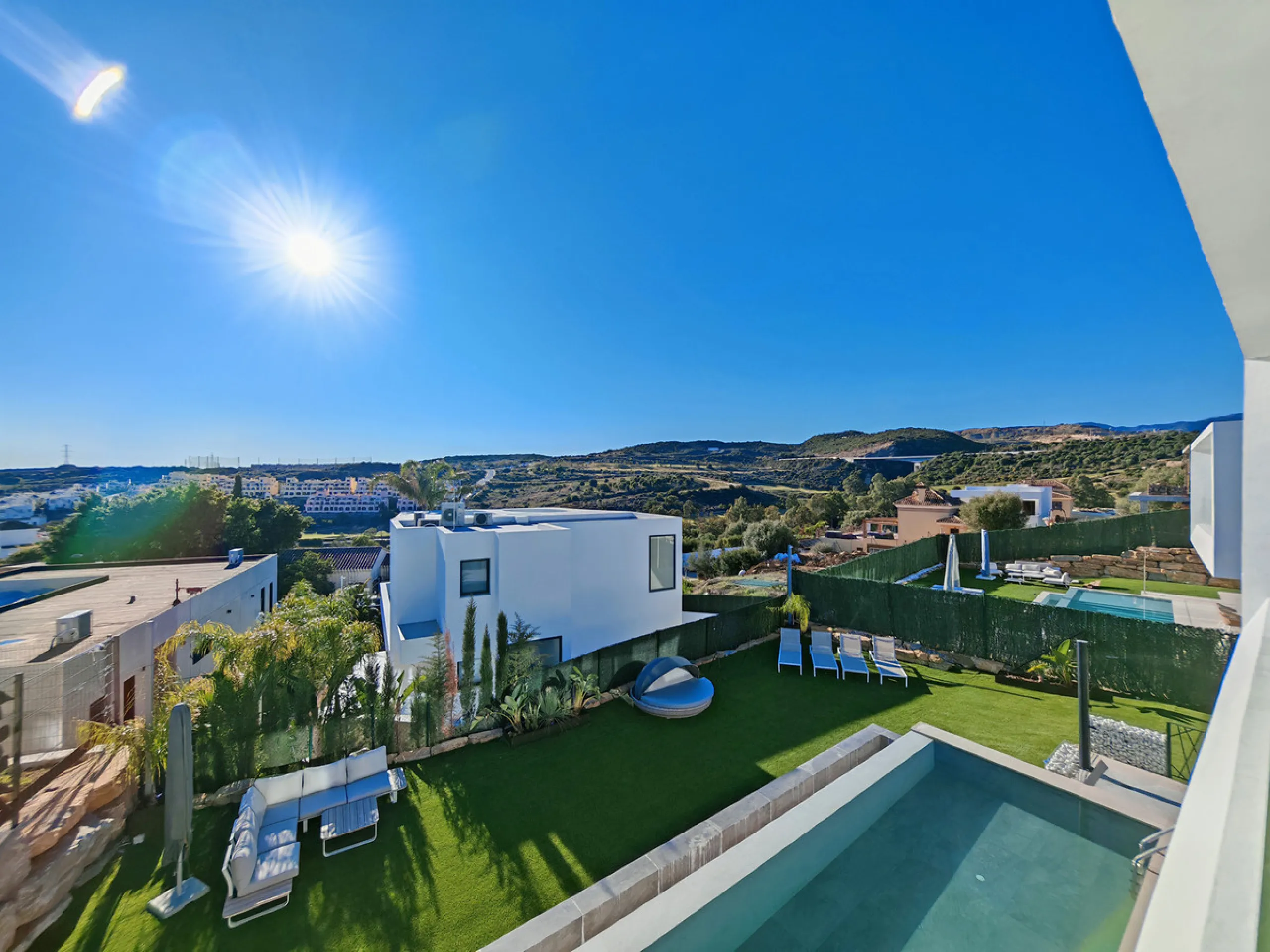 House - Detached Villa в продаже в Estepona, Málaga. В доме 4 спален и 4 ванных комнат. Площадь дома 316 м². Площадь участка 495 м²