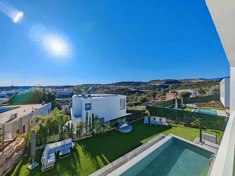 House - Detached Villa в продаже в Estepona, Málaga. В доме 4 спален и 4 ванных комнат. Площадь дома 316 м². Площадь участка 495 м²
