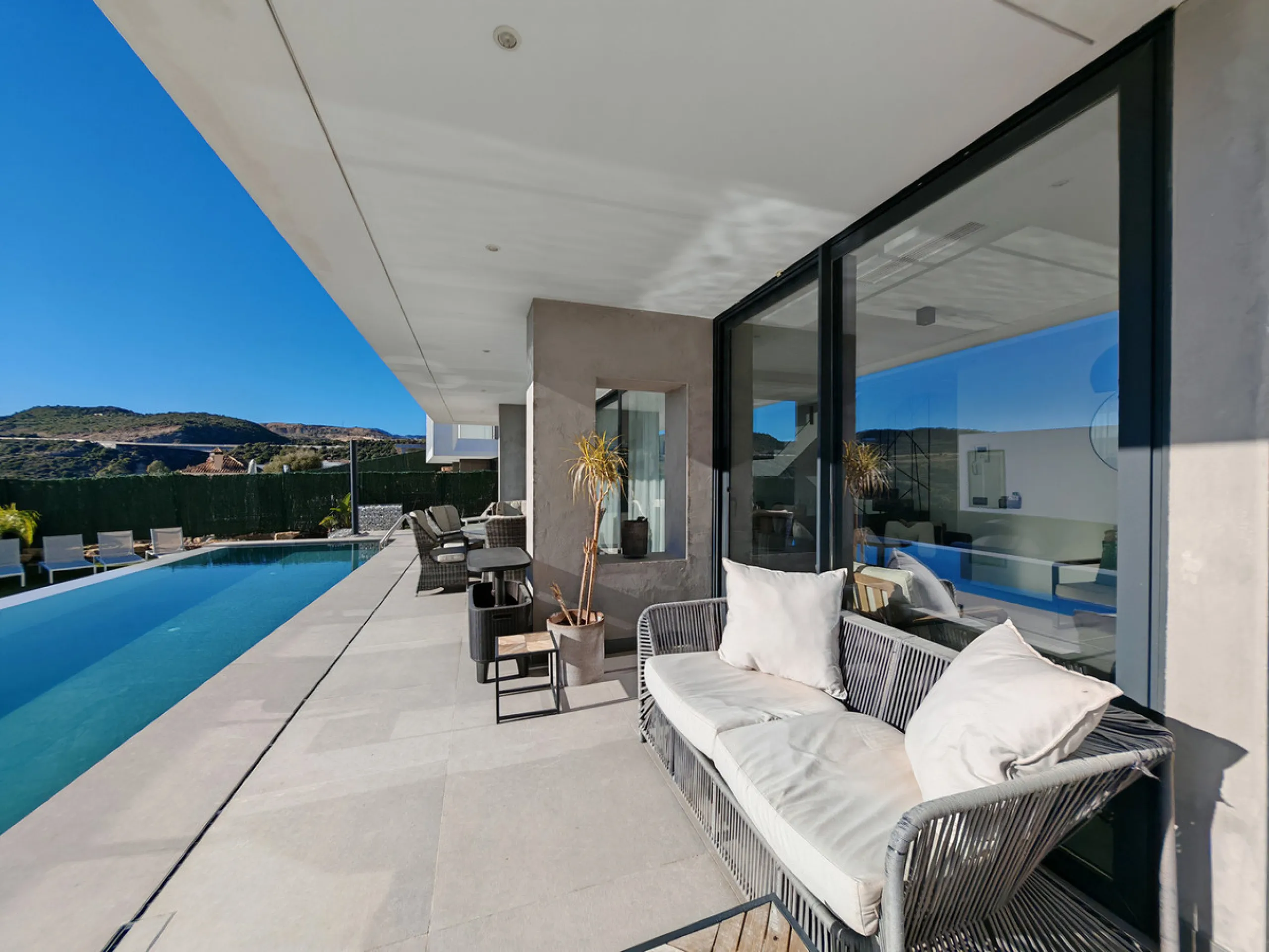 House - Detached Villa в продаже в Estepona, Málaga. В доме 4 спален и 4 ванных комнат. Площадь дома 316 м². Площадь участка 495 м²