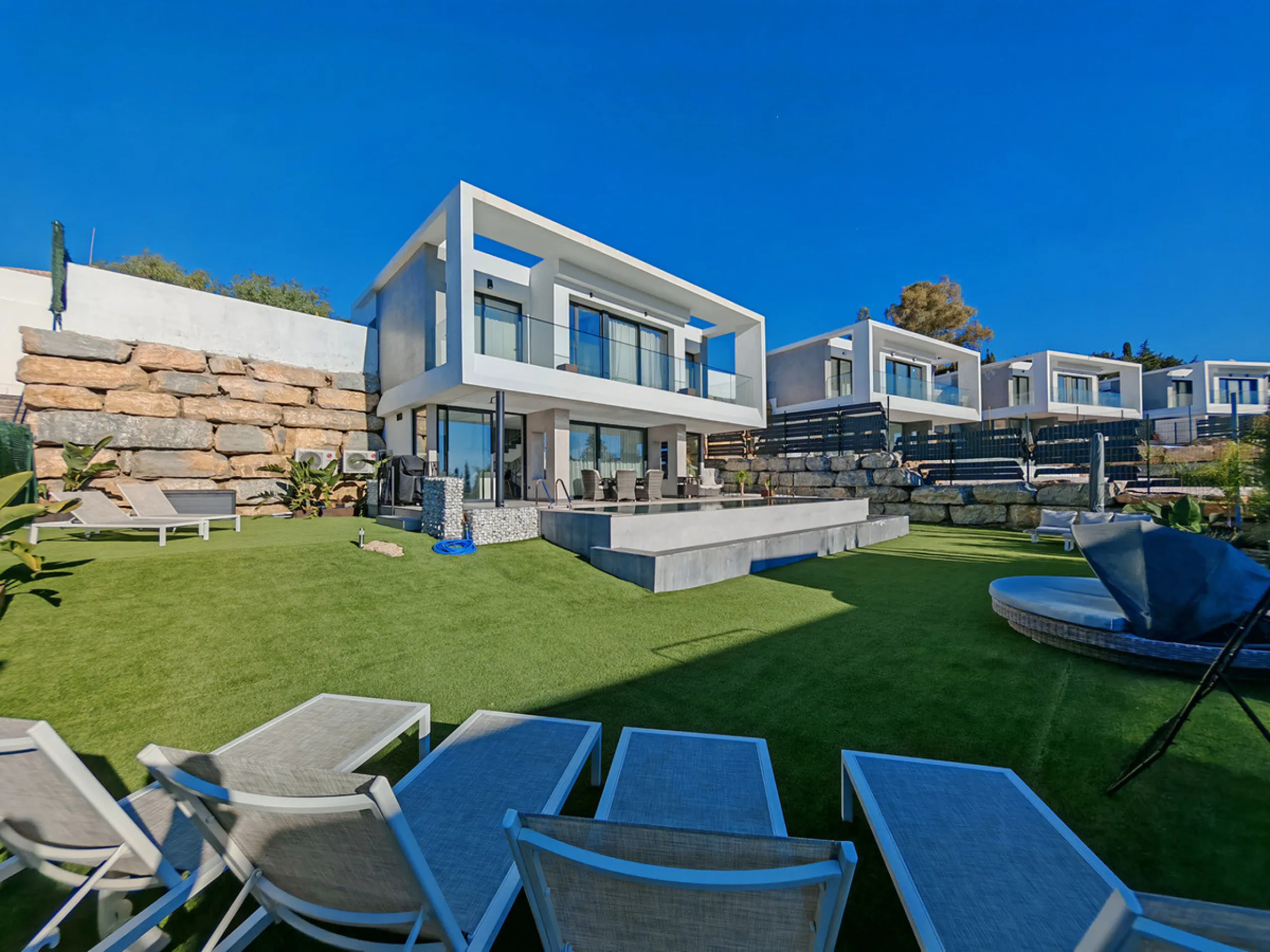 House - Detached Villa в продаже в Estepona, Málaga. В доме 4 спален и 4 ванных комнат. Площадь дома 316 м². Площадь участка 495 м²