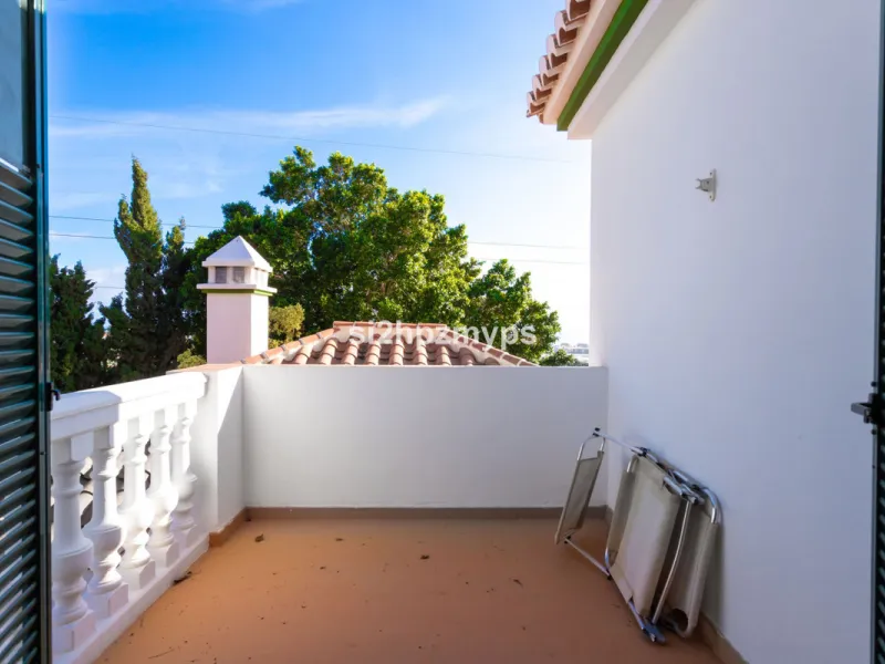 Große Villa in Torrox mit Tennisplatz und guten Geschäftsmöglichkeiten