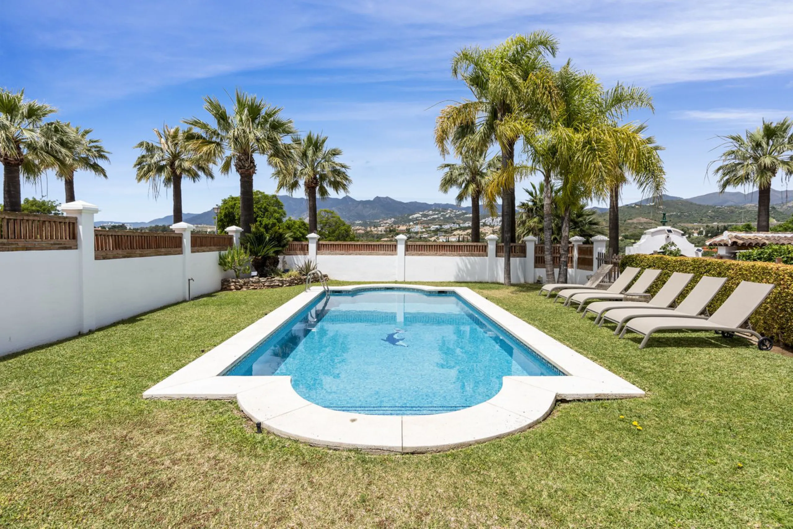 Nestled in the serene Las Chapas Playa,  300 meters from the sandy shores, awaits a stunning 5-bedroom, 6 bathroom villa. This idyllic property is conveniently situated just a 5-minute drive from Marbella Centre and a 40-minute journey from Malaga Airport