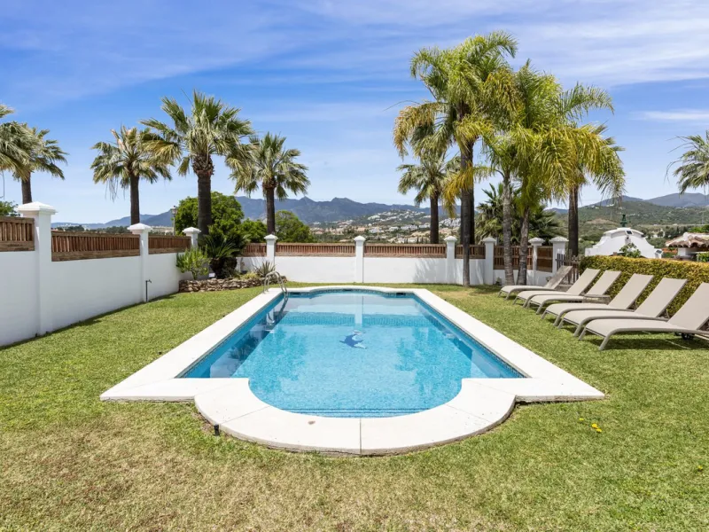 Nestled in the serene Las Chapas Playa,  300 meters from the sandy shores, awaits a stunning 5-bedroom, 6 bathroom villa. This idyllic property is conveniently situated just a 5-minute drive from Marbella Centre and a 40-minute journey from Malaga Airport