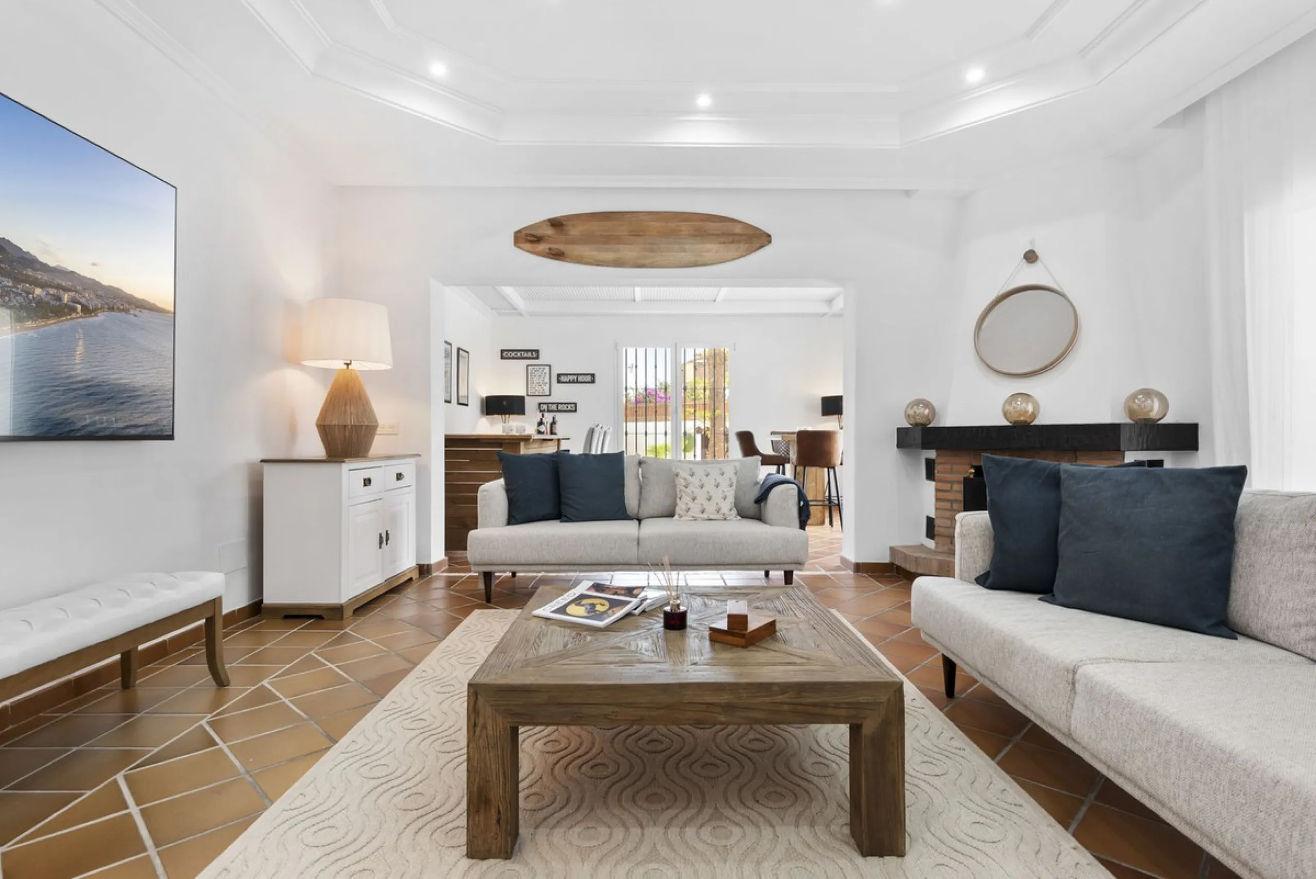 Nestled in the serene Las Chapas Playa,  300 meters from the sandy shores, awaits a stunning 5-bedroom, 6 bathroom villa. This idyllic property is conveniently situated just a 5-minute drive from Marbella Centre and a 40-minute journey from Malaga Airport