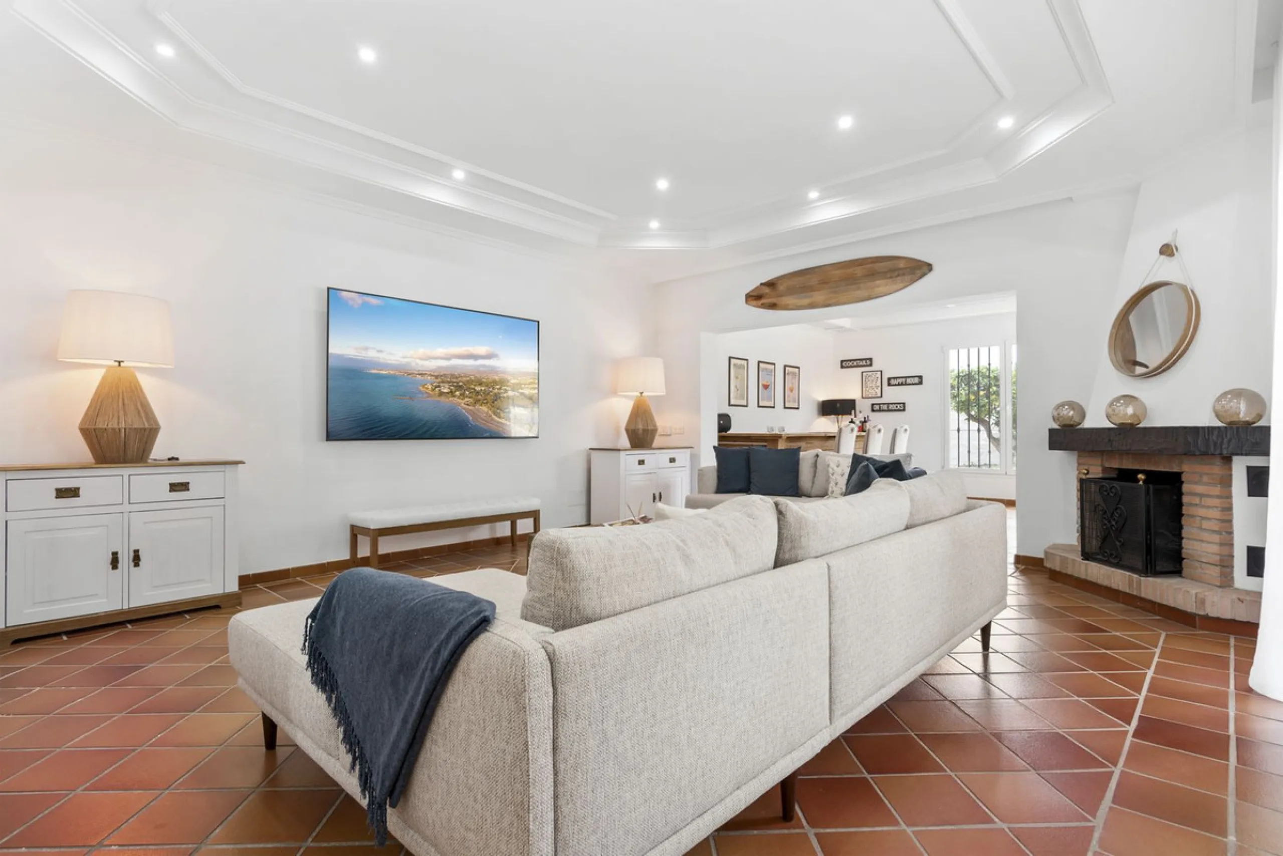Nestled in the serene Las Chapas Playa,  300 meters from the sandy shores, awaits a stunning 5-bedroom, 6 bathroom villa. This idyllic property is conveniently situated just a 5-minute drive from Marbella Centre and a 40-minute journey from Malaga Airport