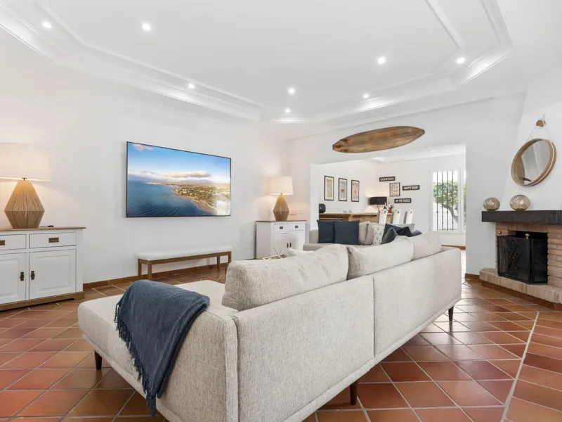Nestled in the serene Las Chapas Playa,  300 meters from the sandy shores, awaits a stunning 5-bedroom, 6 bathroom villa. This idyllic property is conveniently situated just a 5-minute drive from Marbella Centre and a 40-minute journey from Malaga Airport