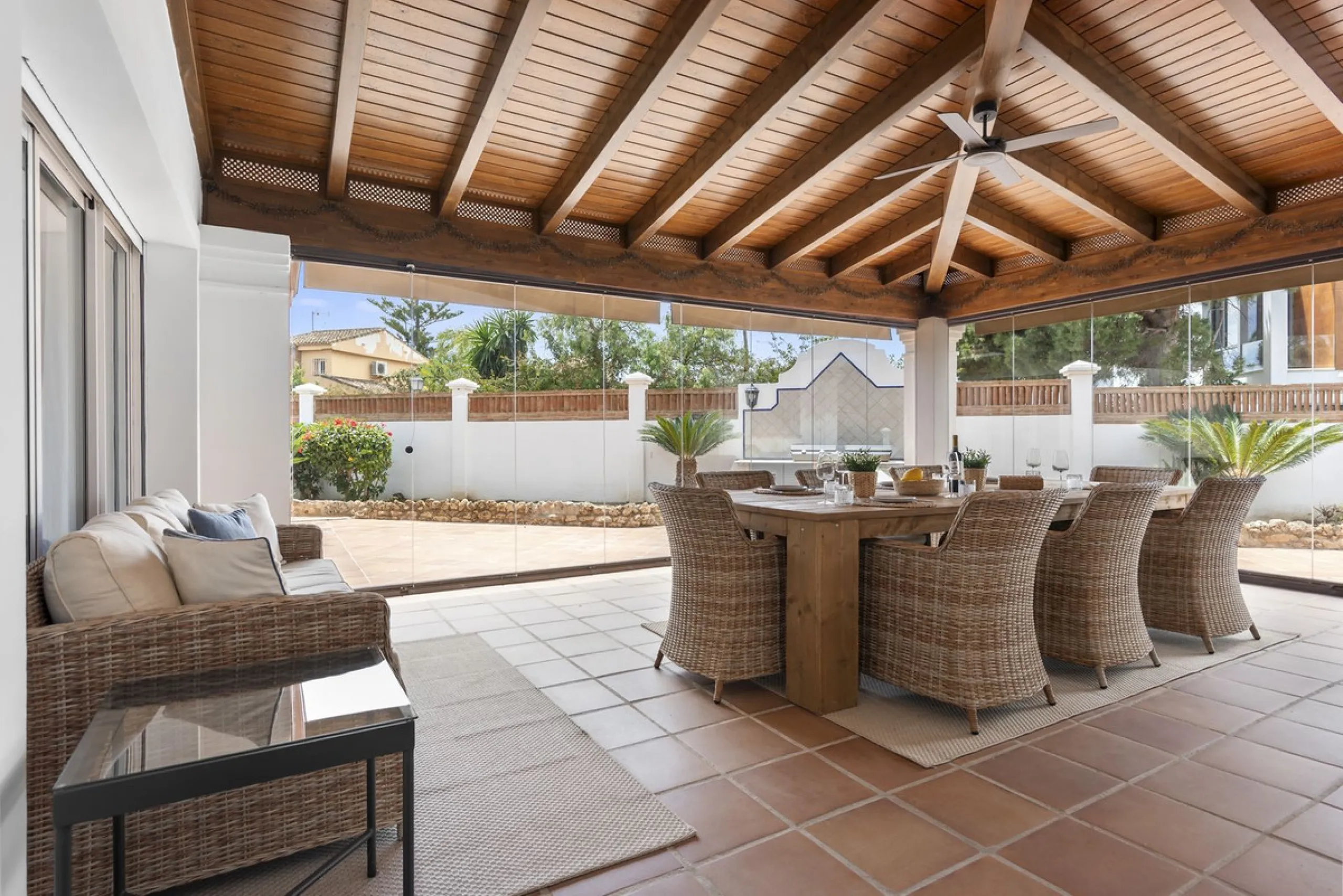 Nestled in the serene Las Chapas Playa,  300 meters from the sandy shores, awaits a stunning 5-bedroom, 6 bathroom villa. This idyllic property is conveniently situated just a 5-minute drive from Marbella Centre and a 40-minute journey from Malaga Airport