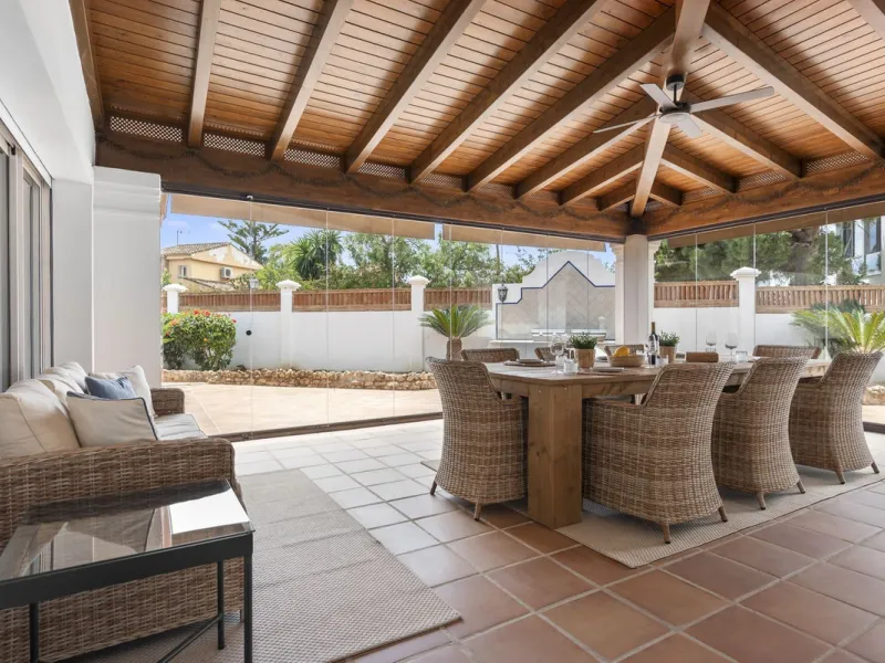 Nestled in the serene Las Chapas Playa,  300 meters from the sandy shores, awaits a stunning 5-bedroom, 6 bathroom villa. This idyllic property is conveniently situated just a 5-minute drive from Marbella Centre and a 40-minute journey from Malaga Airport