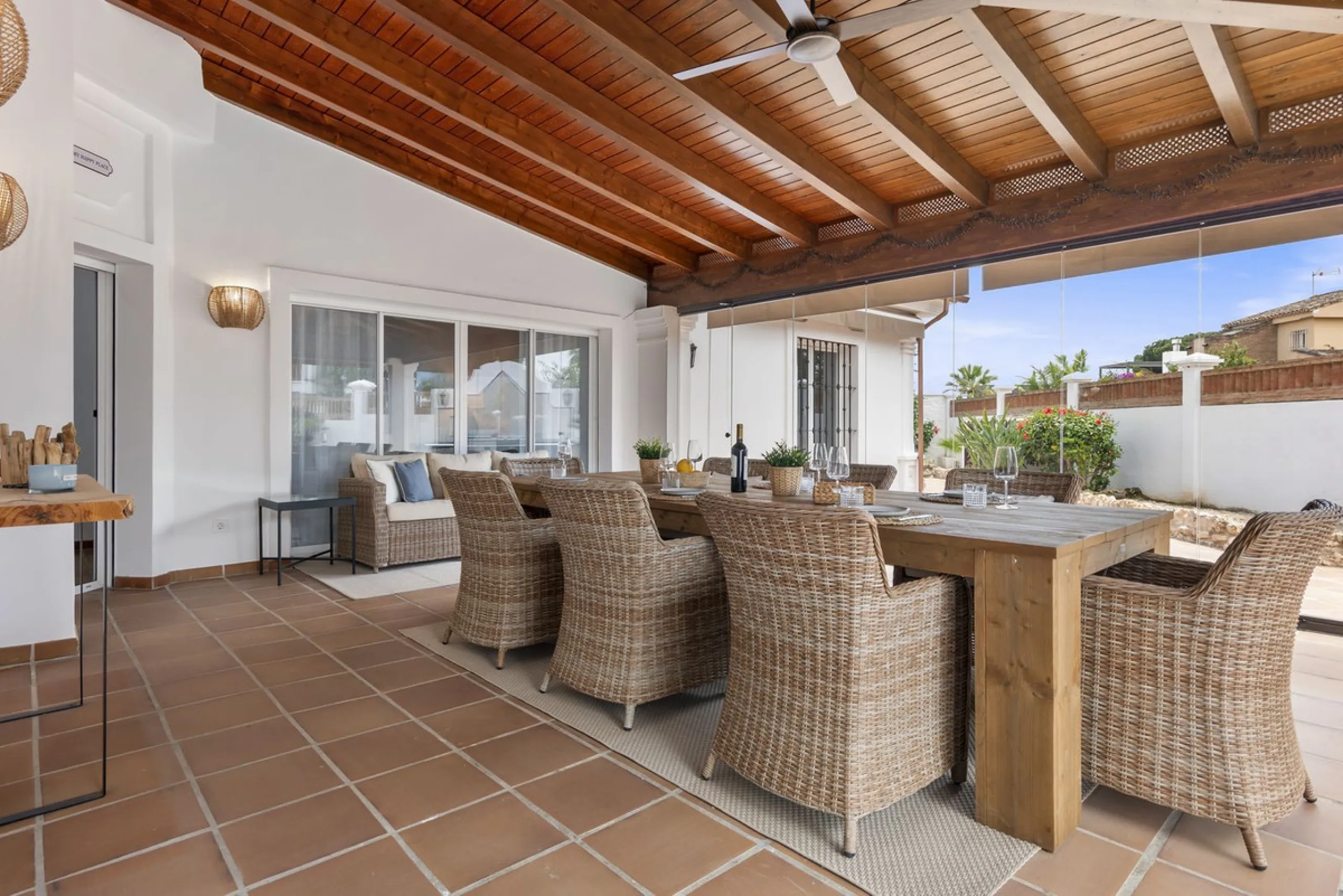 Nestled in the serene Las Chapas Playa,  300 meters from the sandy shores, awaits a stunning 5-bedroom, 6 bathroom villa. This idyllic property is conveniently situated just a 5-minute drive from Marbella Centre and a 40-minute journey from Malaga Airport