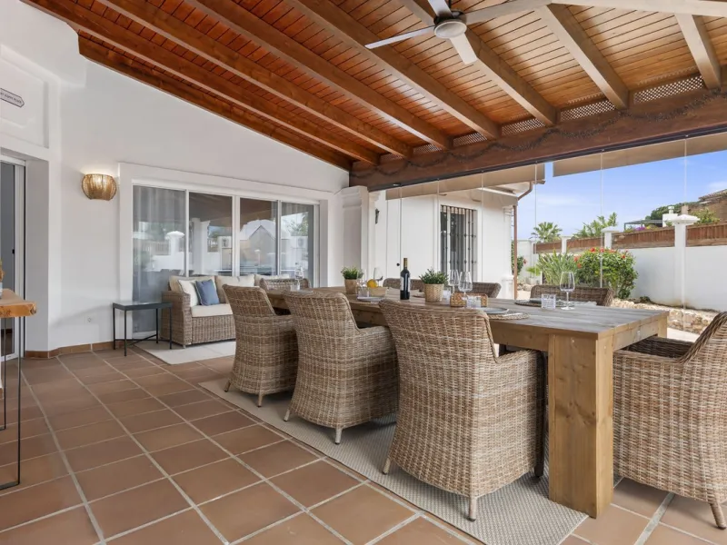 Nestled in the serene Las Chapas Playa,  300 meters from the sandy shores, awaits a stunning 5-bedroom, 6 bathroom villa. This idyllic property is conveniently situated just a 5-minute drive from Marbella Centre and a 40-minute journey from Malaga Airport