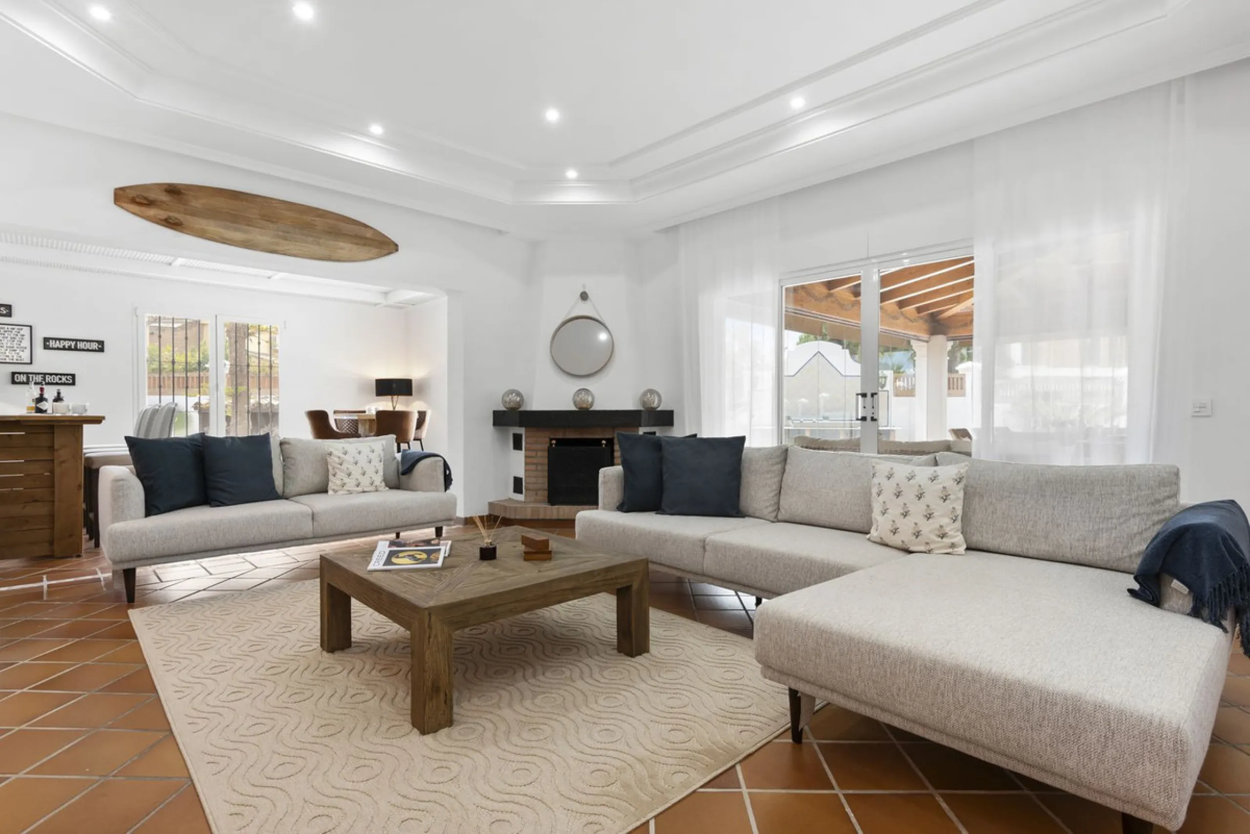 Nestled in the serene Las Chapas Playa,  300 meters from the sandy shores, awaits a stunning 5-bedroom, 6 bathroom villa. This idyllic property is conveniently situated just a 5-minute drive from Marbella Centre and a 40-minute journey from Malaga Airport