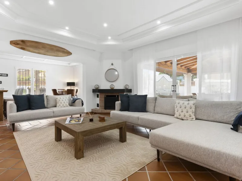 Nestled in the serene Las Chapas Playa,  300 meters from the sandy shores, awaits a stunning 5-bedroom, 6 bathroom villa. This idyllic property is conveniently situated just a 5-minute drive from Marbella Centre and a 40-minute journey from Malaga Airport