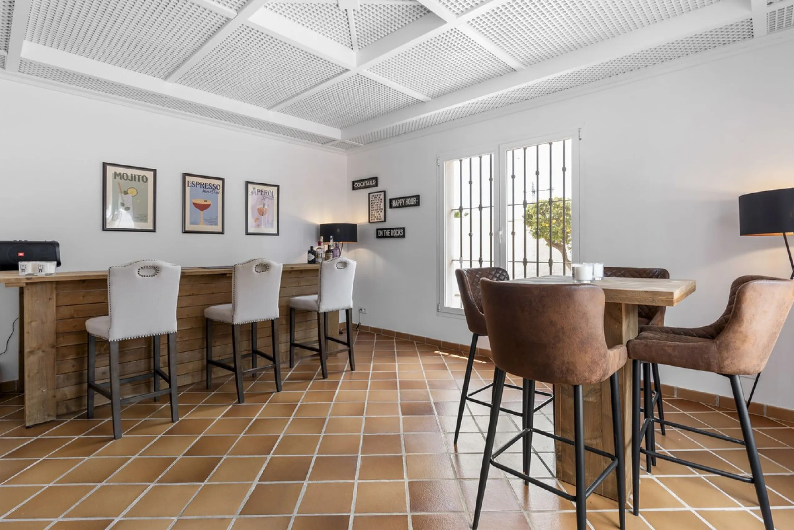 Nestled in the serene Las Chapas Playa,  300 meters from the sandy shores, awaits a stunning 5-bedroom, 6 bathroom villa. This idyllic property is conveniently situated just a 5-minute drive from Marbella Centre and a 40-minute journey from Malaga Airport