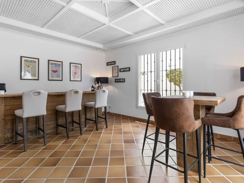 Nestled in the serene Las Chapas Playa,  300 meters from the sandy shores, awaits a stunning 5-bedroom, 6 bathroom villa. This idyllic property is conveniently situated just a 5-minute drive from Marbella Centre and a 40-minute journey from Malaga Airport